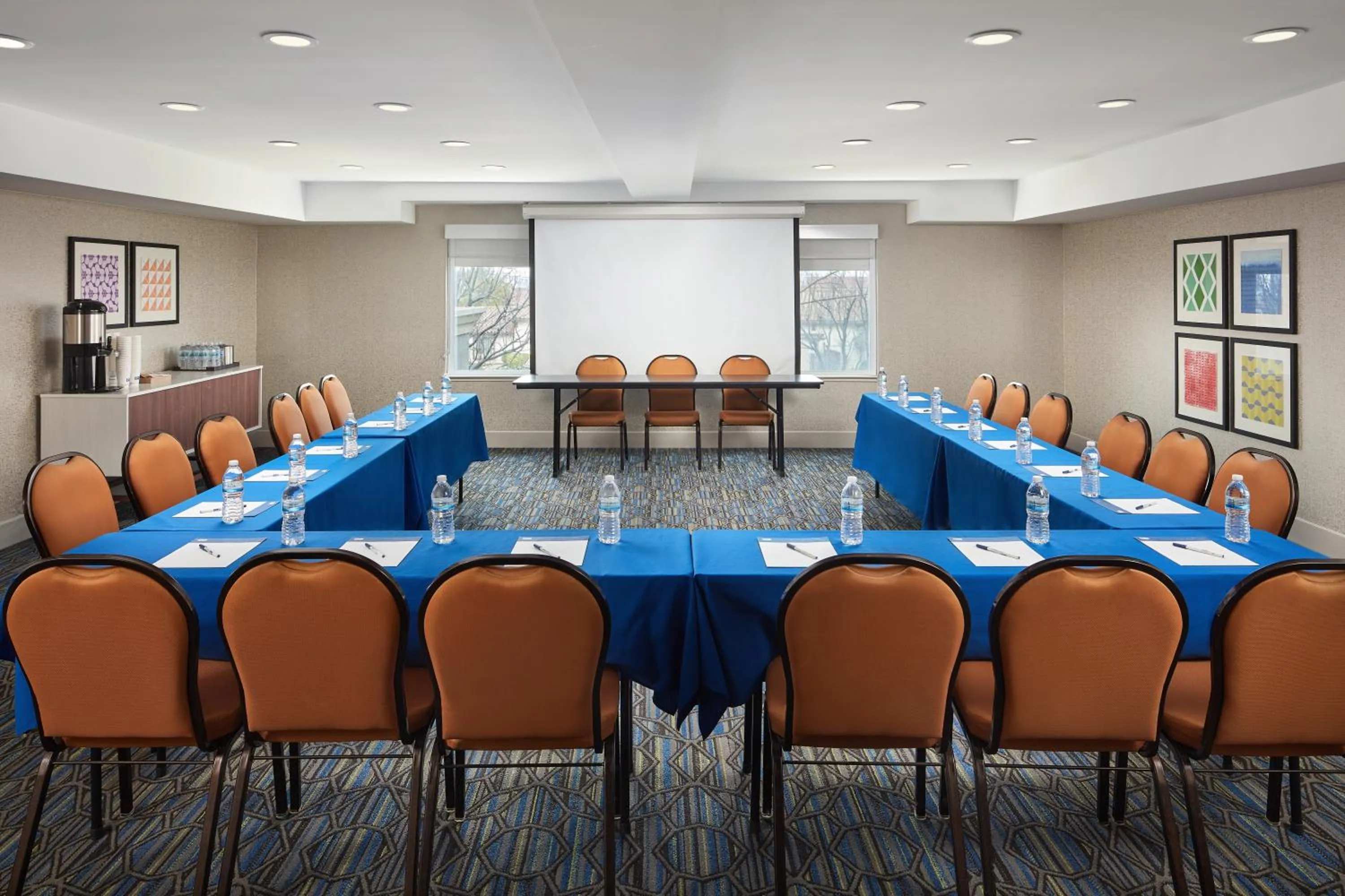 Meeting/conference room in Holiday Inn Express Hotel & Suites Belmont by IHG