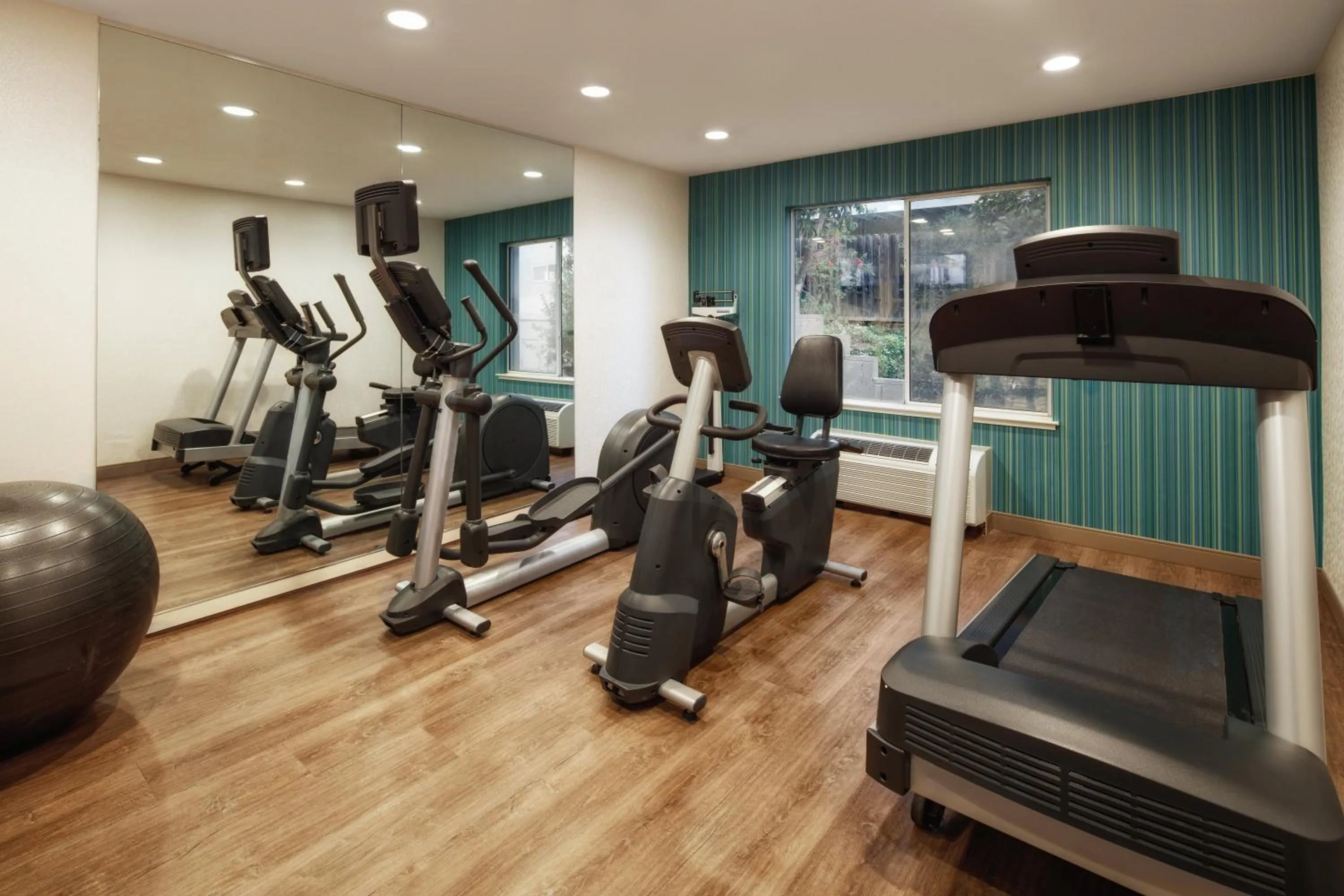 Fitness centre/facilities in Holiday Inn Express Hotel & Suites Belmont by IHG