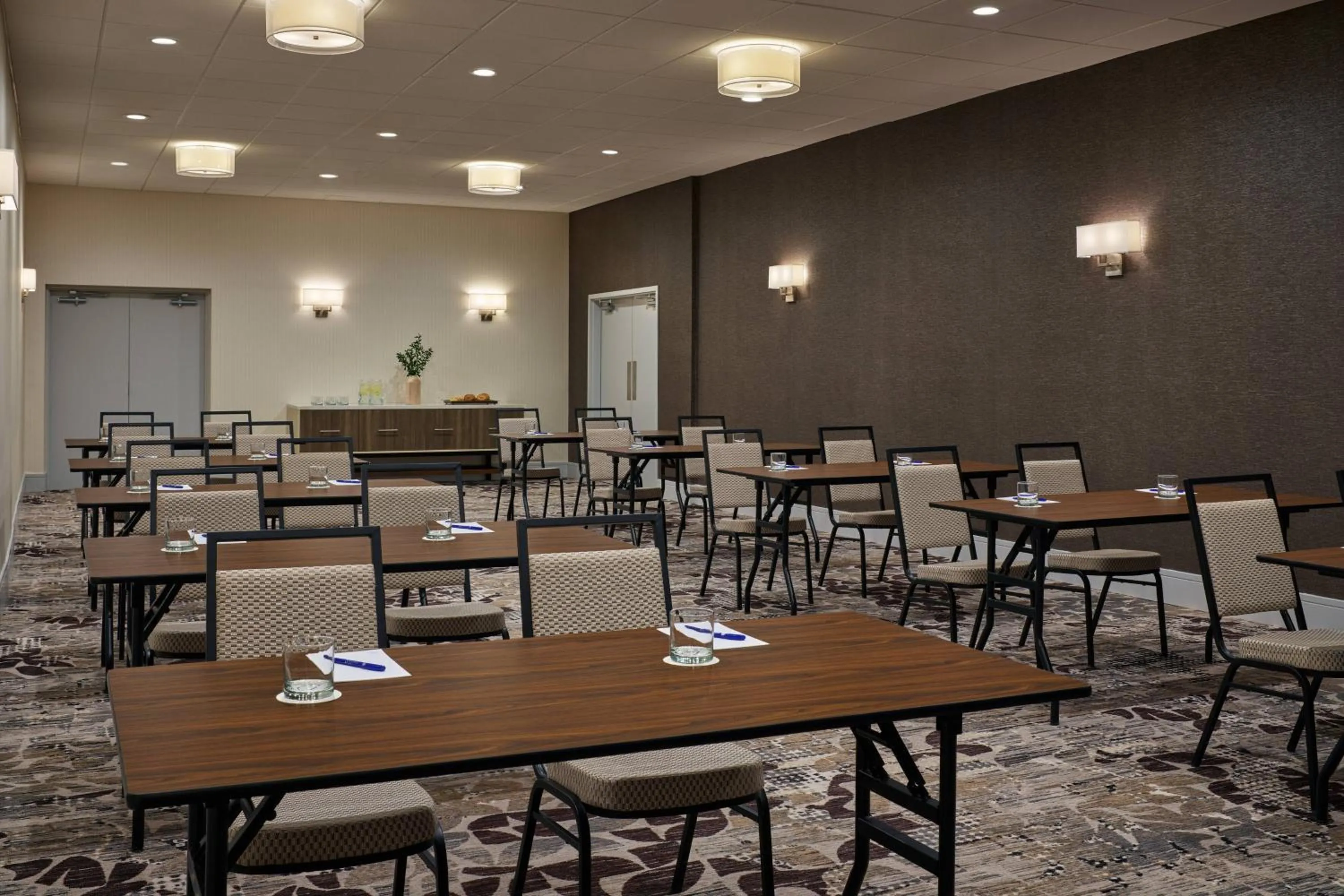 Meeting/conference room in Delta Hotels by Marriott Chicago Willowbrook