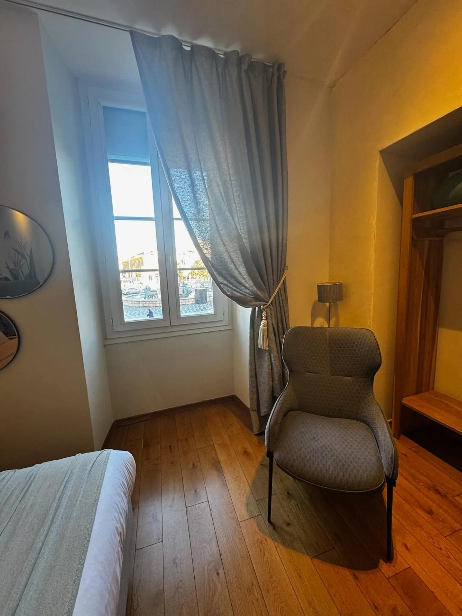 Bedroom in Hotel De La Mer