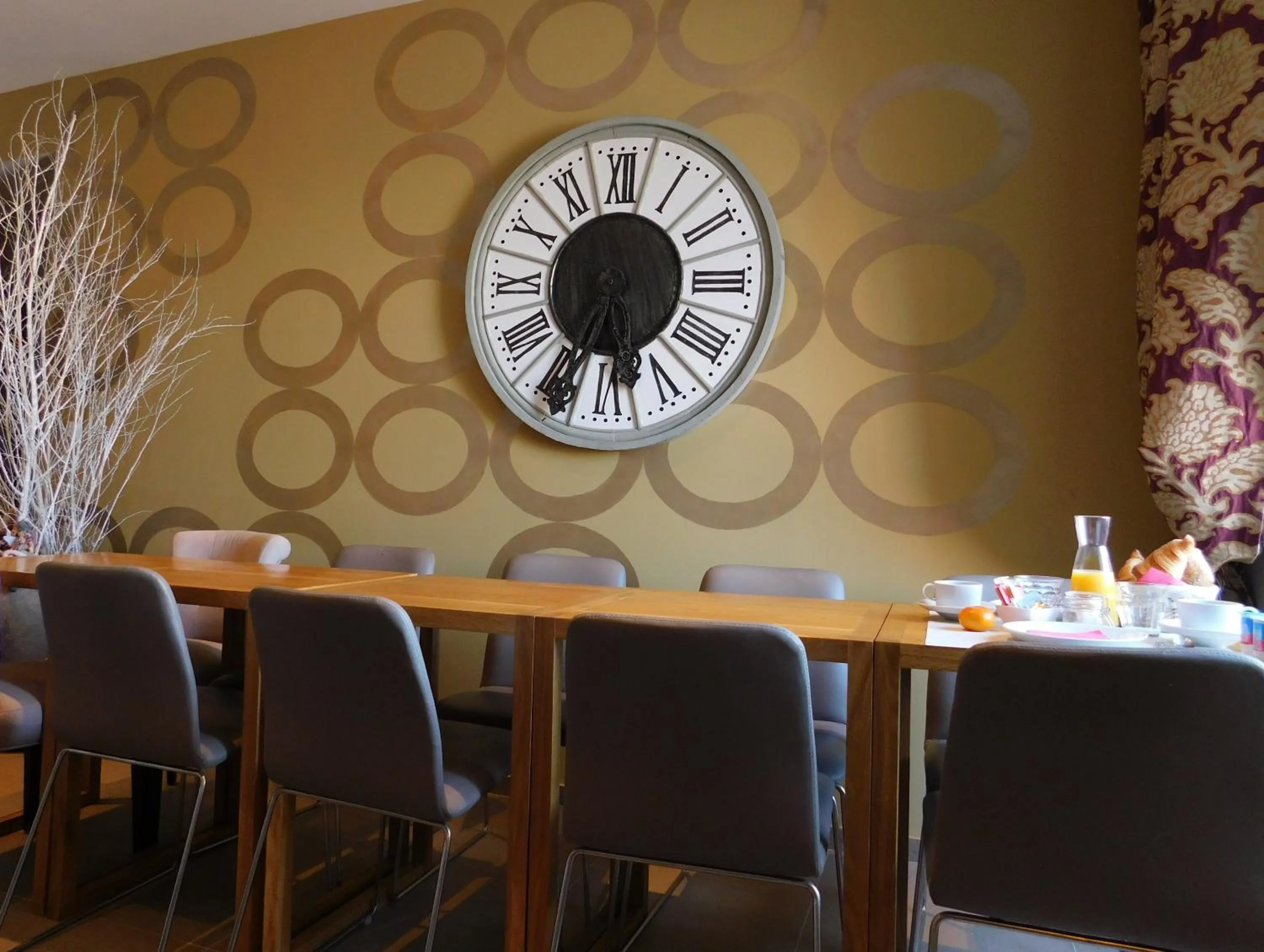 Restaurant/places to eat in Hotel De La Mer