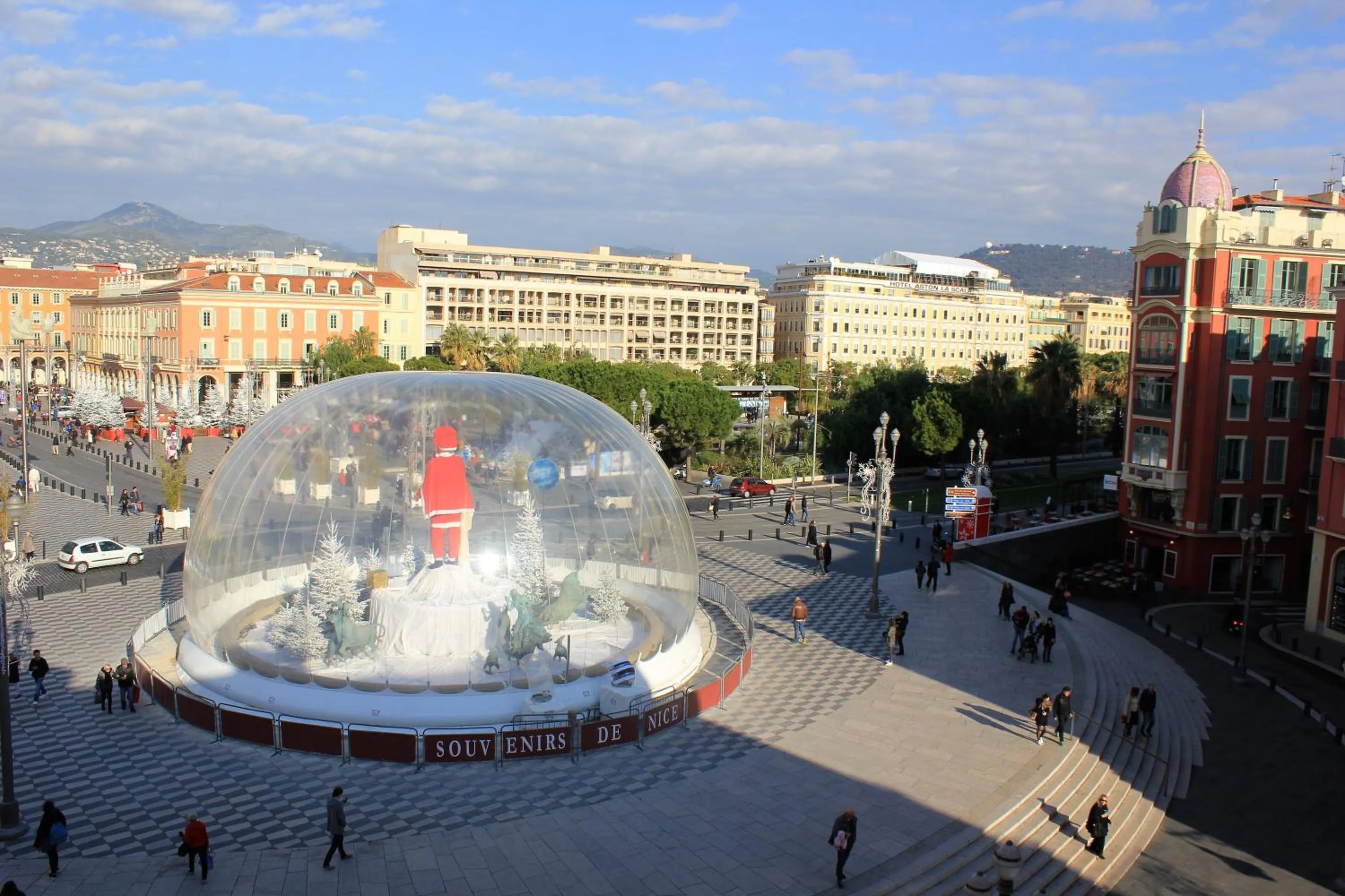 Property building in Hotel De La Mer