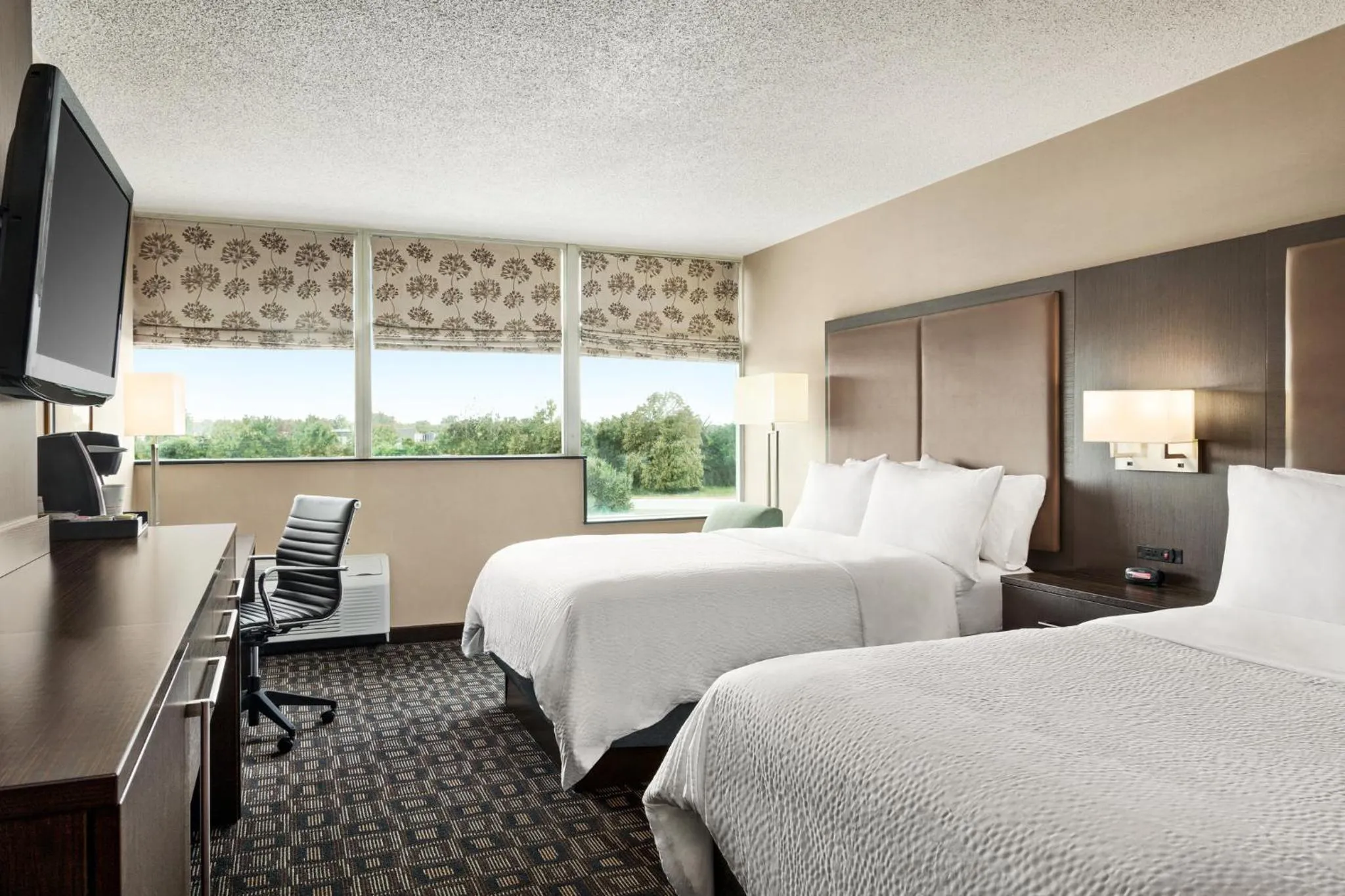 Photo of the whole room, Bed in Holiday Inn Louisville East - Hurstbourne by IHG