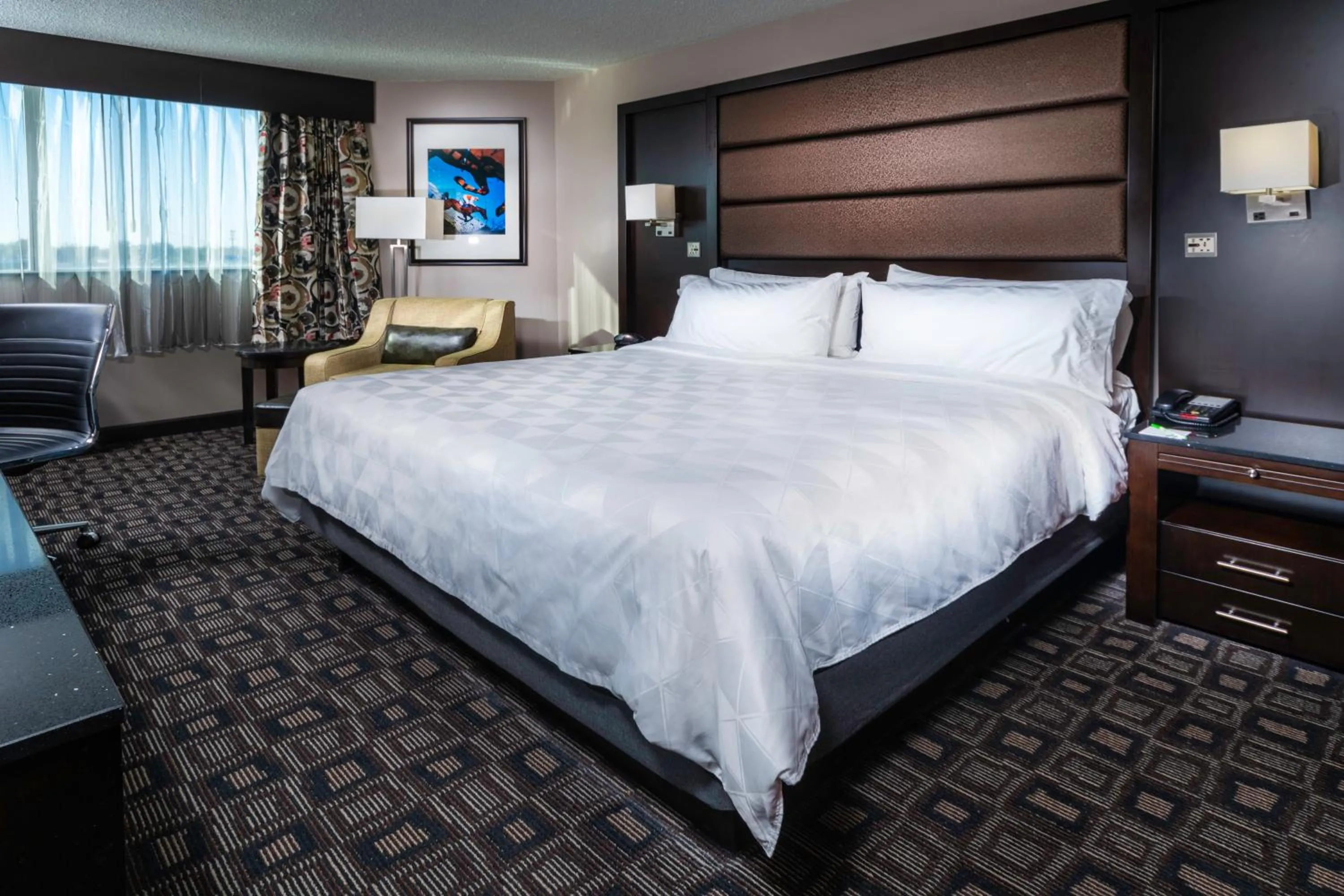 Photo of the whole room, Bed in Holiday Inn Louisville East - Hurstbourne by IHG