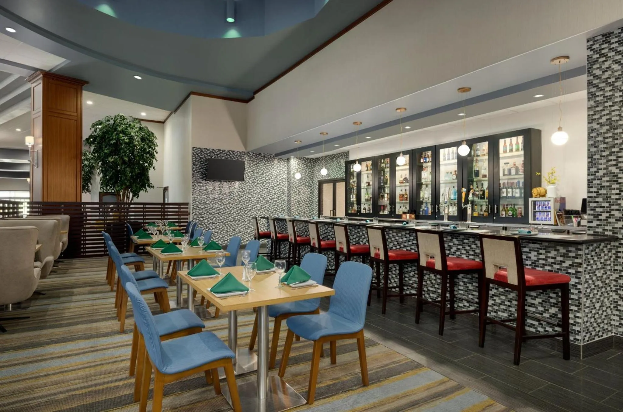 Lounge or bar in Holiday Inn Louisville East - Hurstbourne by IHG