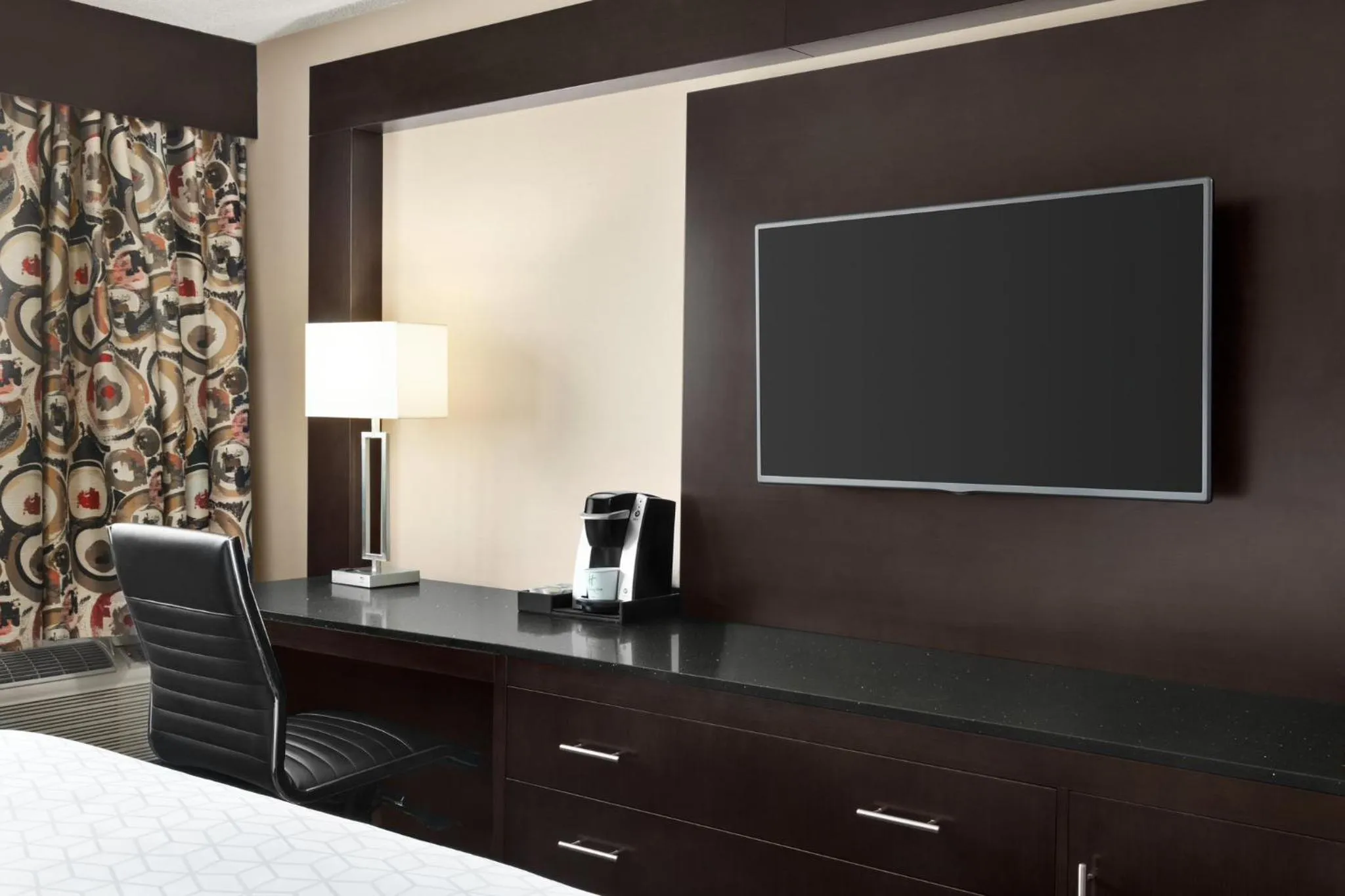 Photo of the whole room, Bed in Holiday Inn Louisville East - Hurstbourne by IHG