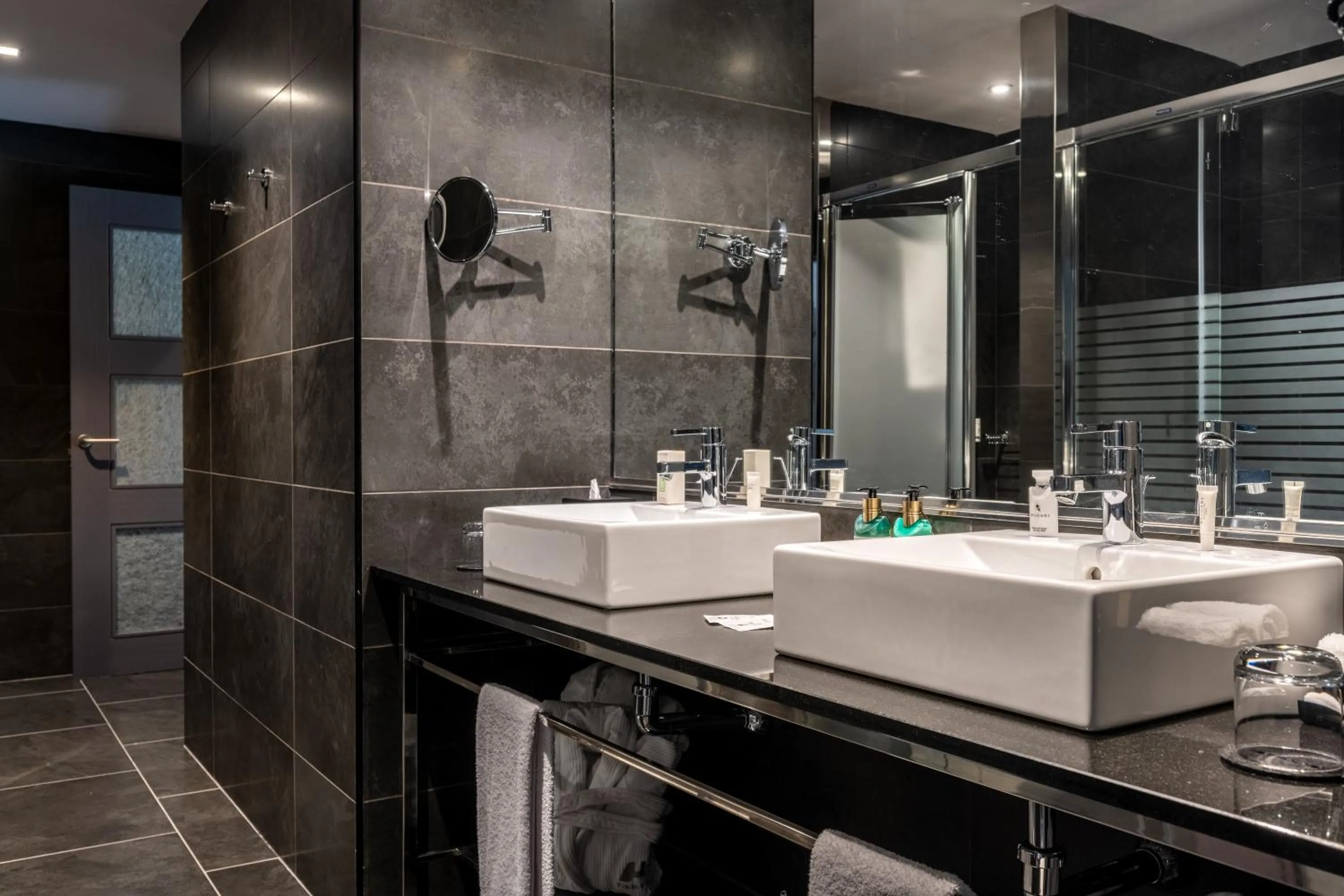 Bathroom in Hotel Val de Neu G.L.