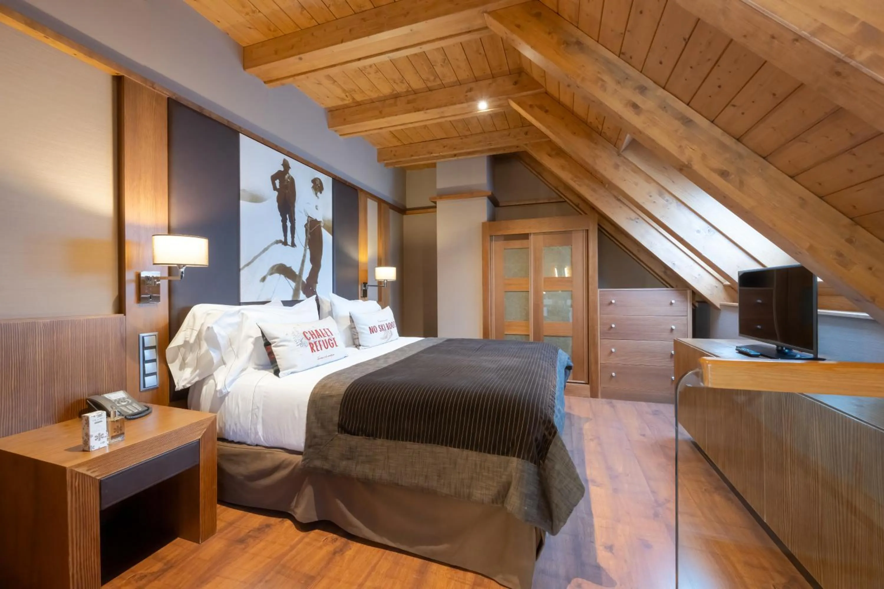 Bed in Hotel Val de Neu G.L.