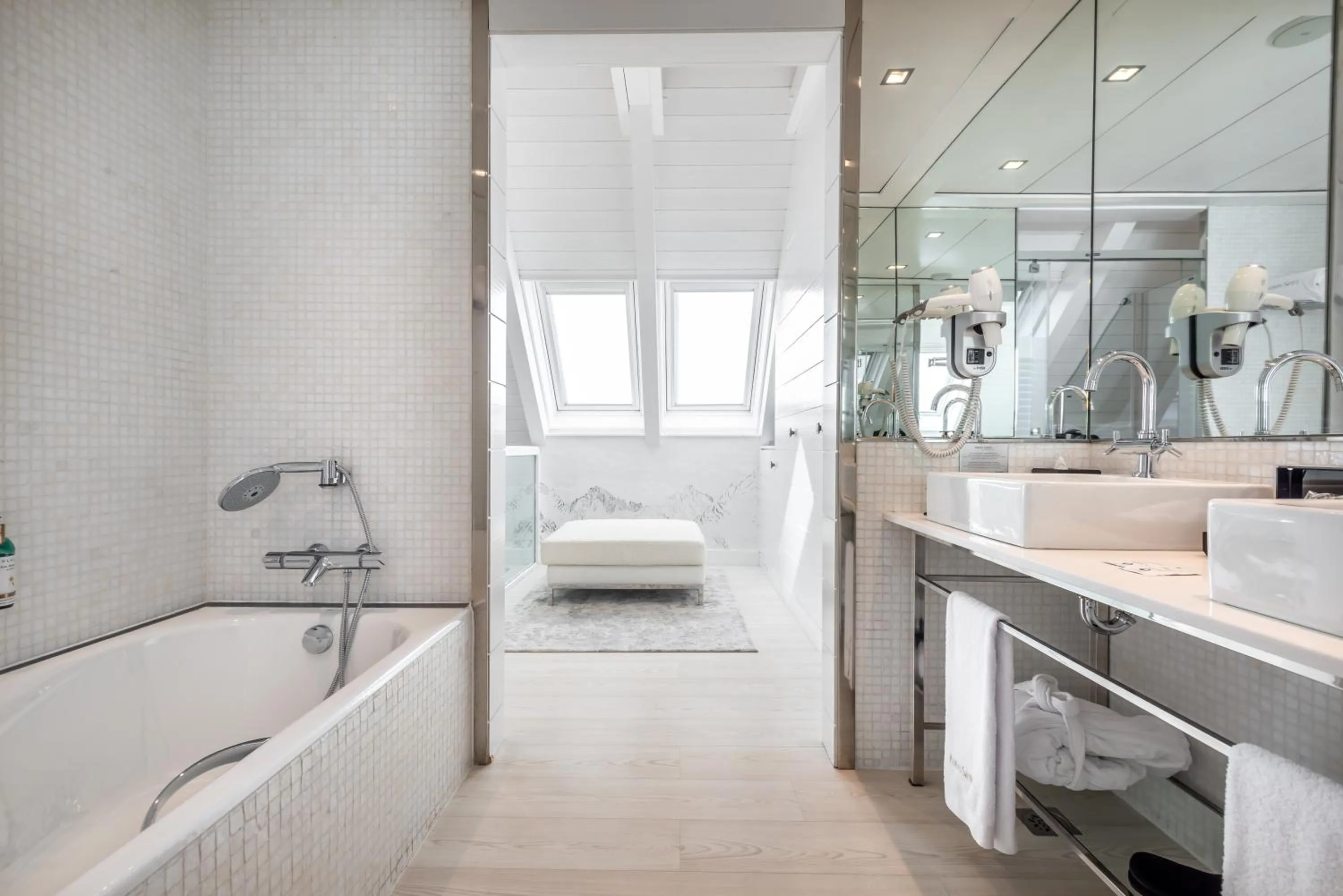 Bathroom, Bed in Hotel Val de Neu G.L.