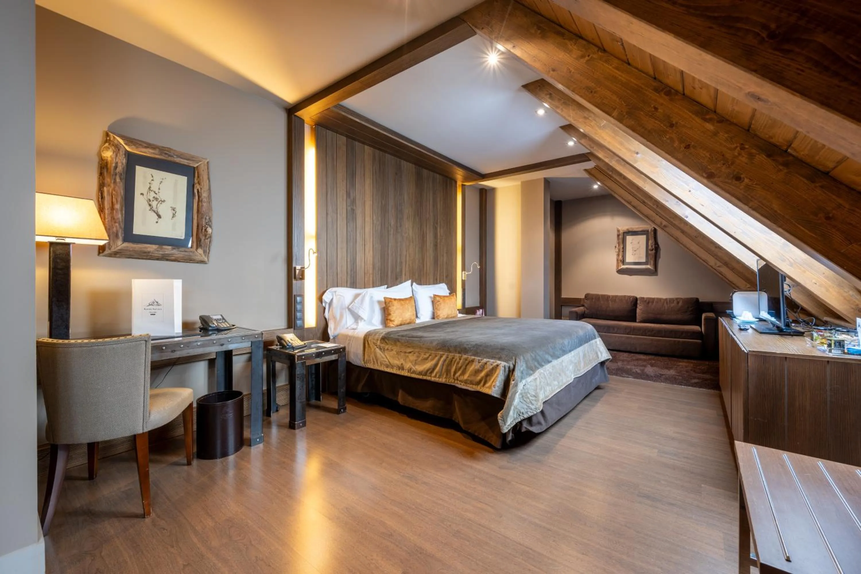 Bed in Hotel Val de Neu G.L.