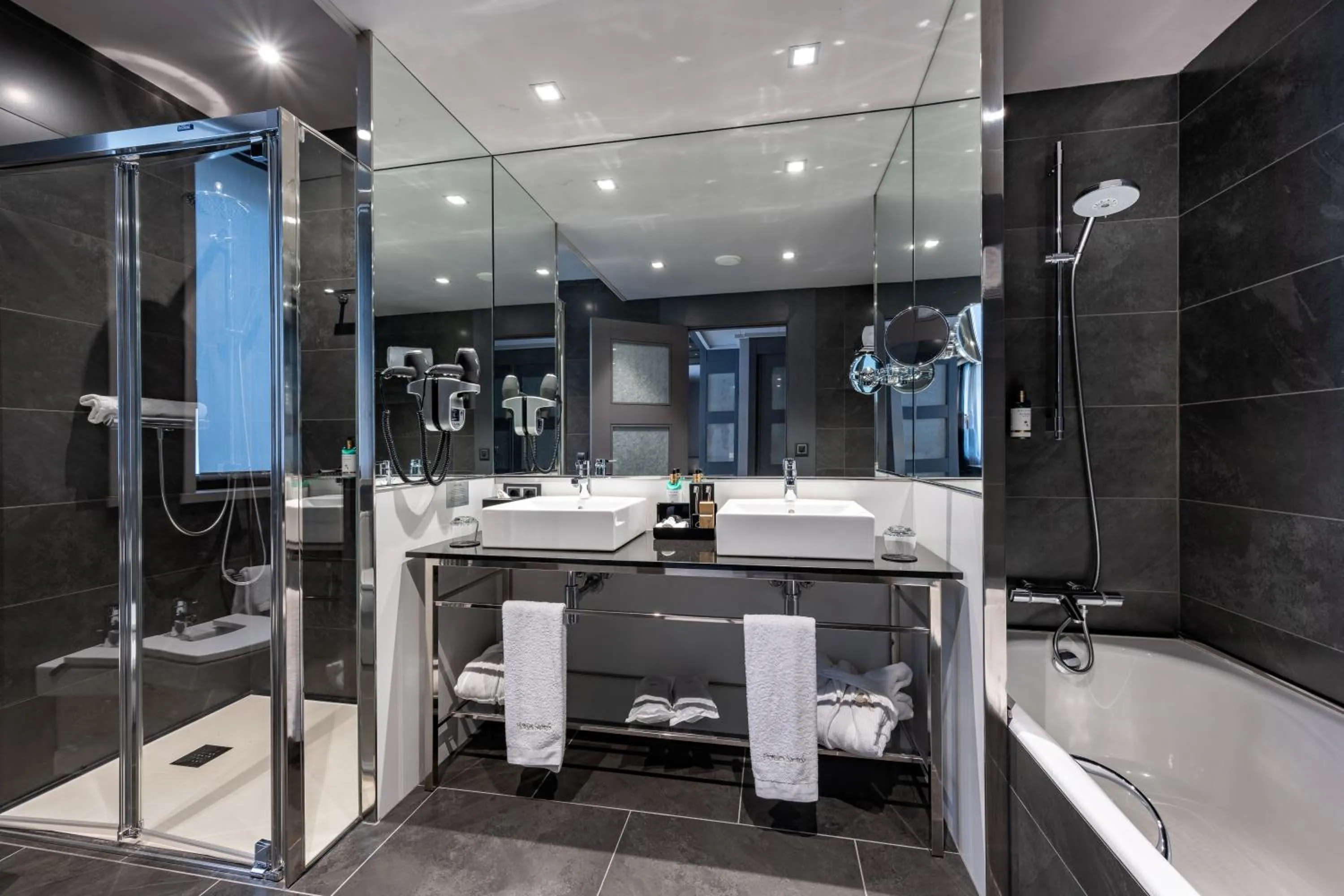 Bathroom in Hotel Val de Neu G.L.