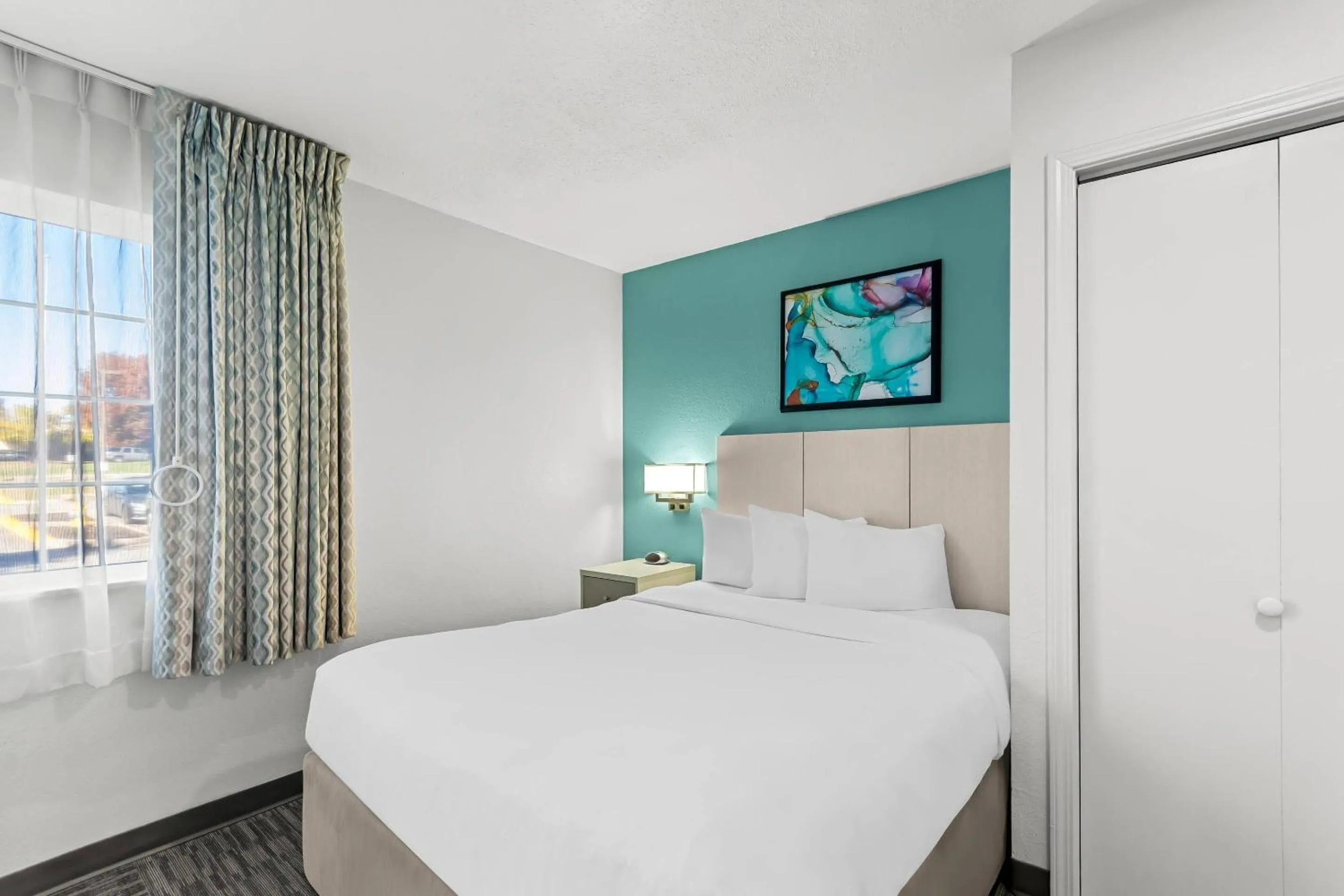 Bedroom, Bed in MainStay Suites Louisville Jeffersontown