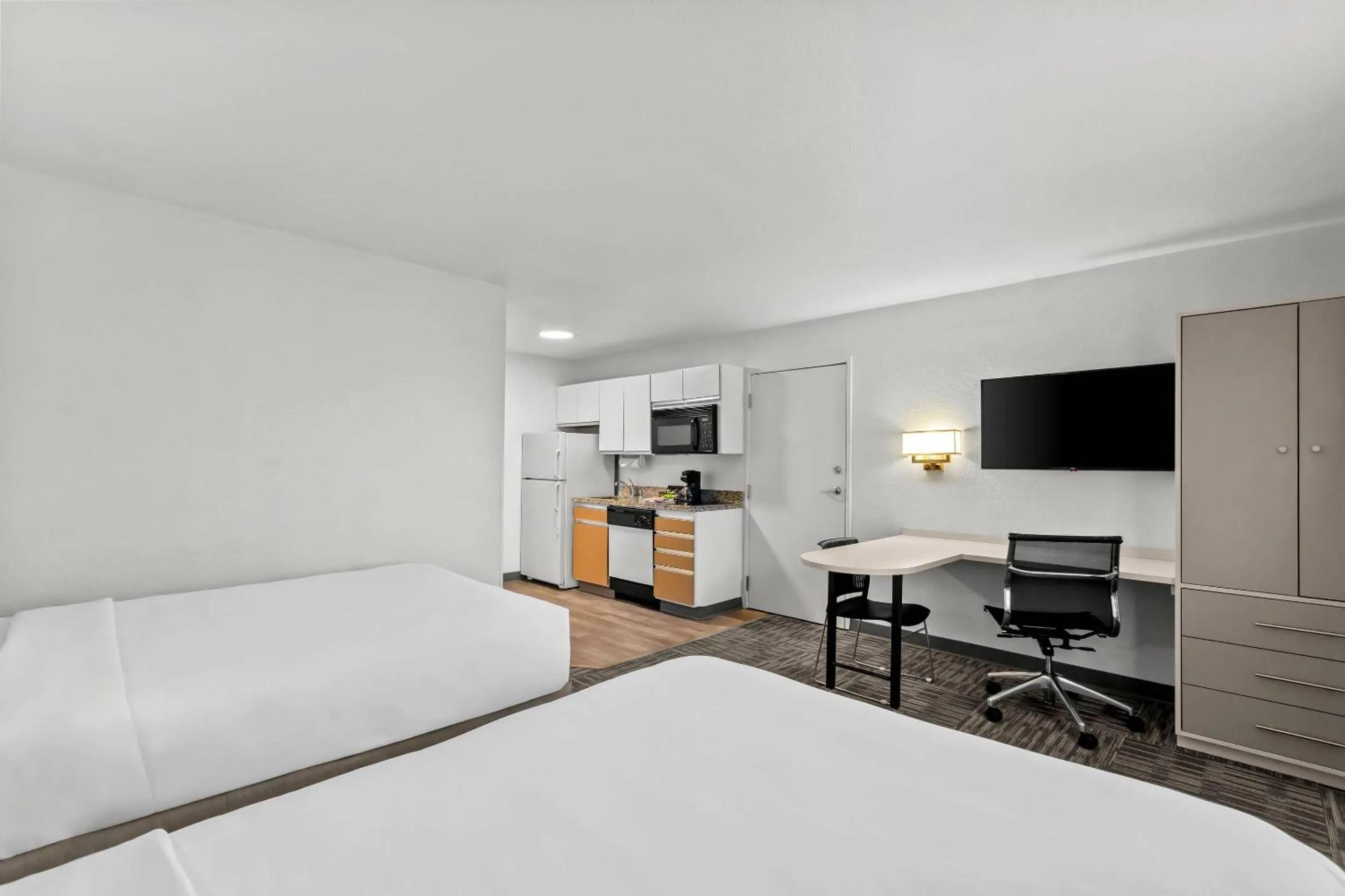 Bedroom, Bed in MainStay Suites Louisville Jeffersontown