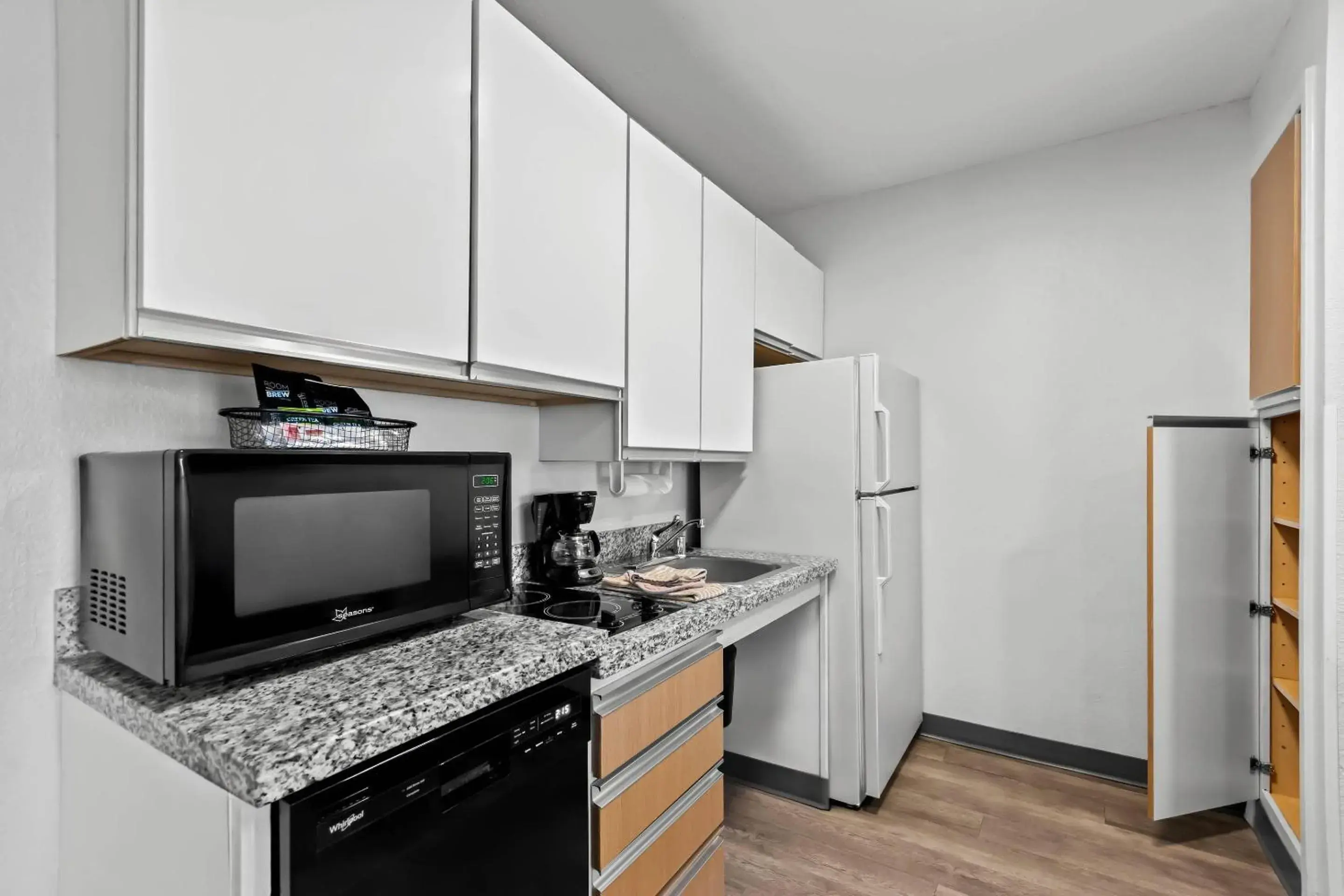 Queen Suite Handicapped with Roll-In Shower and Sofabed - Non-Smoking in MainStay Suites Louisville Jeffersontown Queen Suite Handicapped with Roll-In Shower and Sofabed - Non-Smoking in MainStay Suites Louisville Jeffersontown