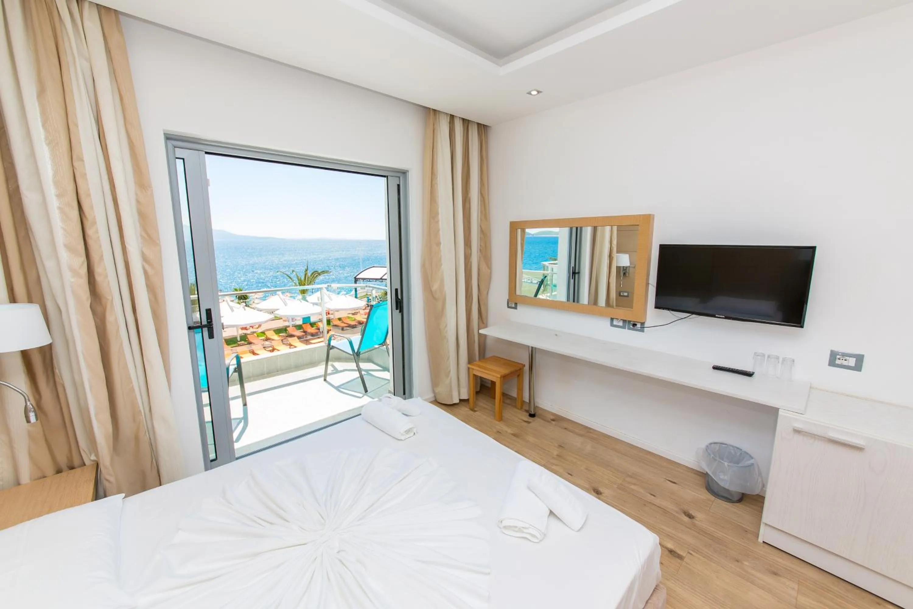 Balcony/Terrace, Bed in Hotel Saranda Palace