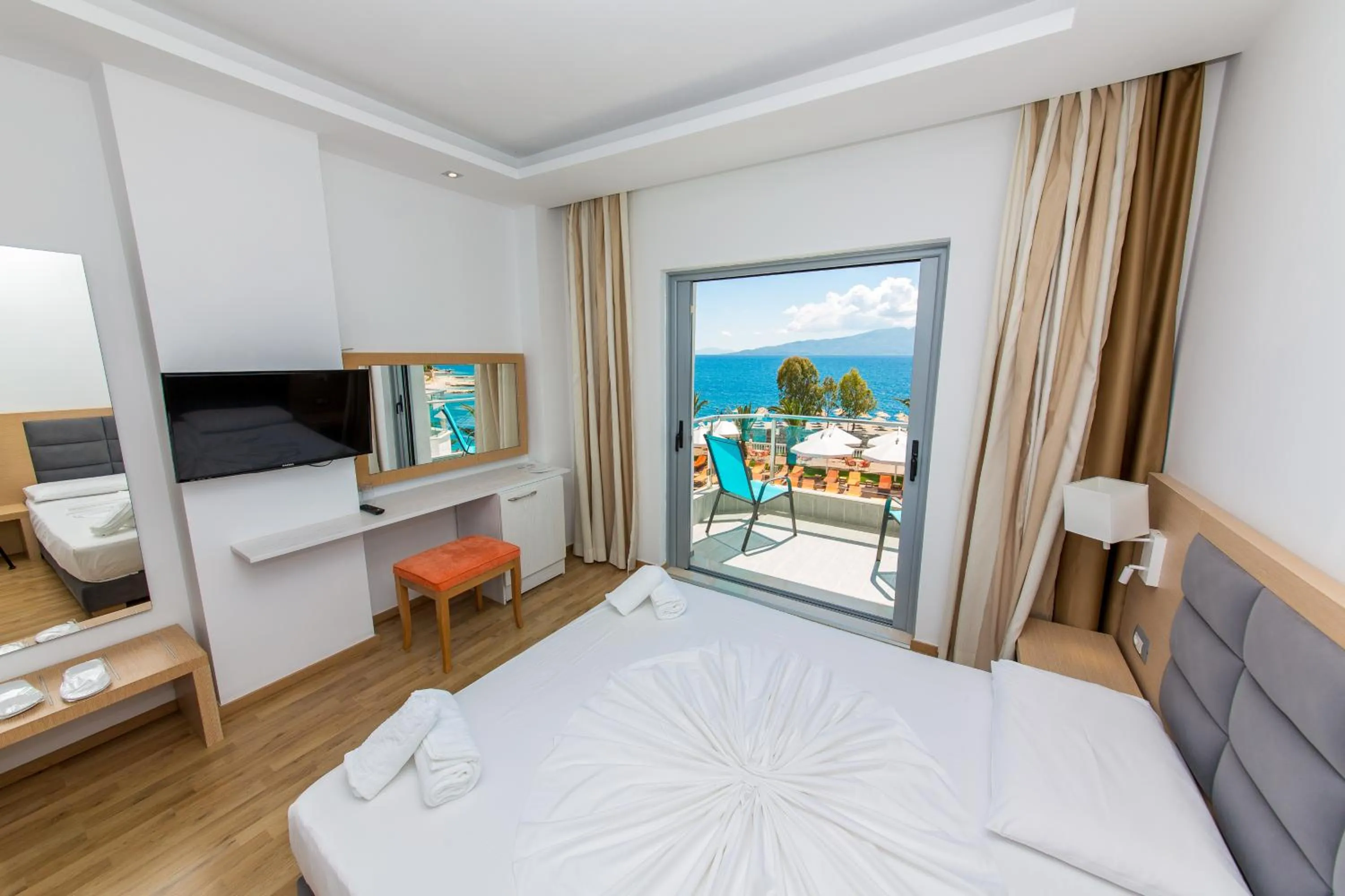 TV and multimedia, Bed in Hotel Saranda Palace