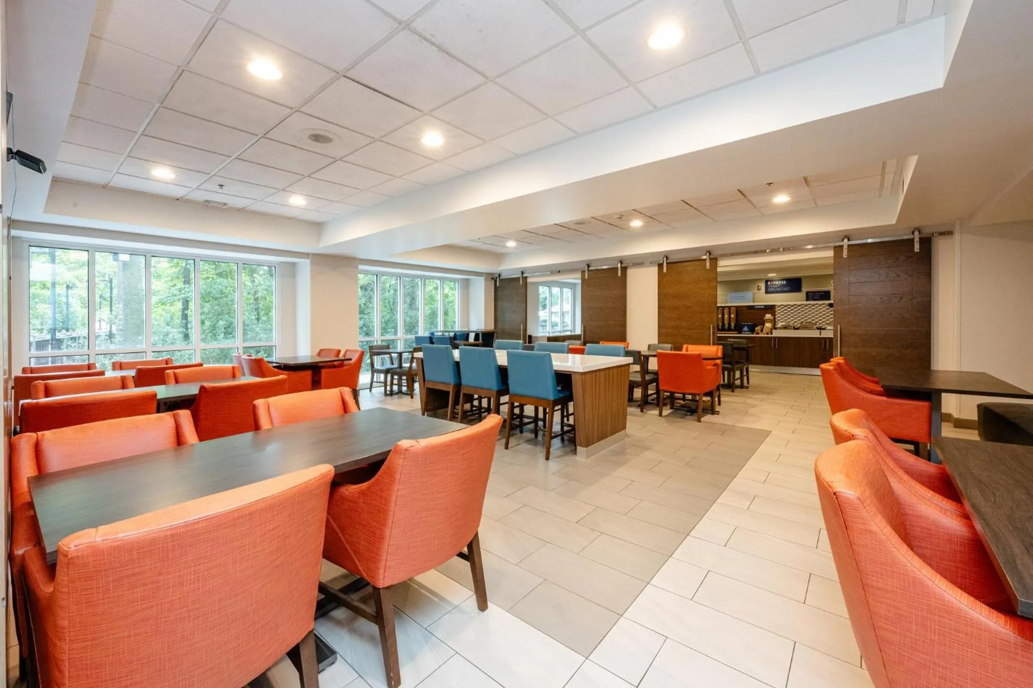 Breakfast in Holiday Inn Express Hotel & Suites Charleston - Northwoods by IHG