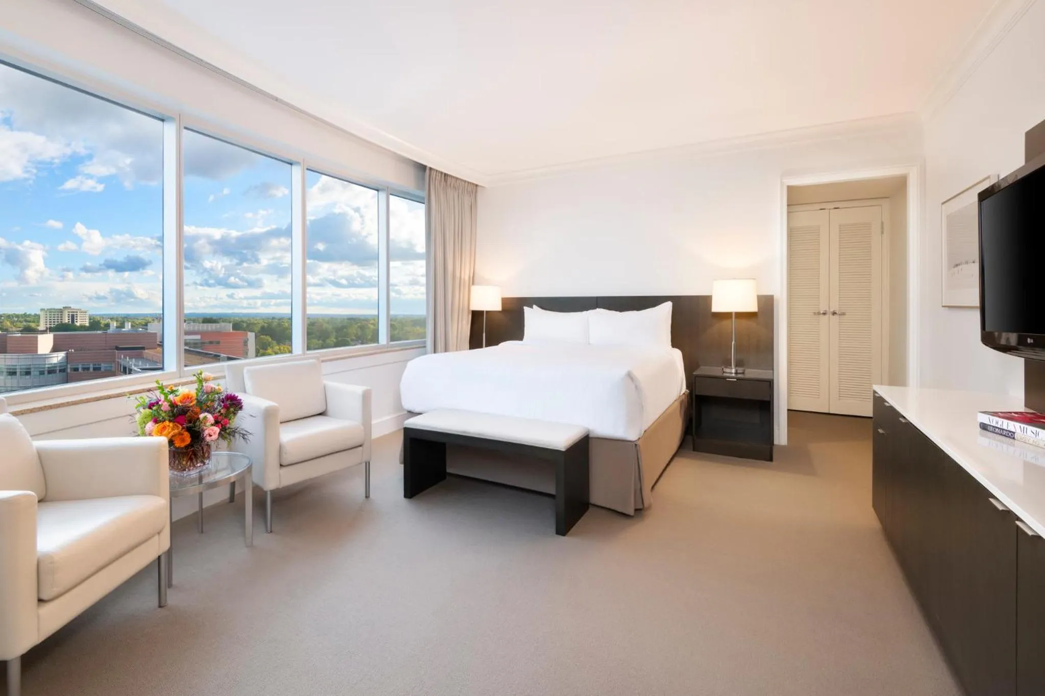 Photo of the whole room, Bed in InterContinental Cleveland by IHG