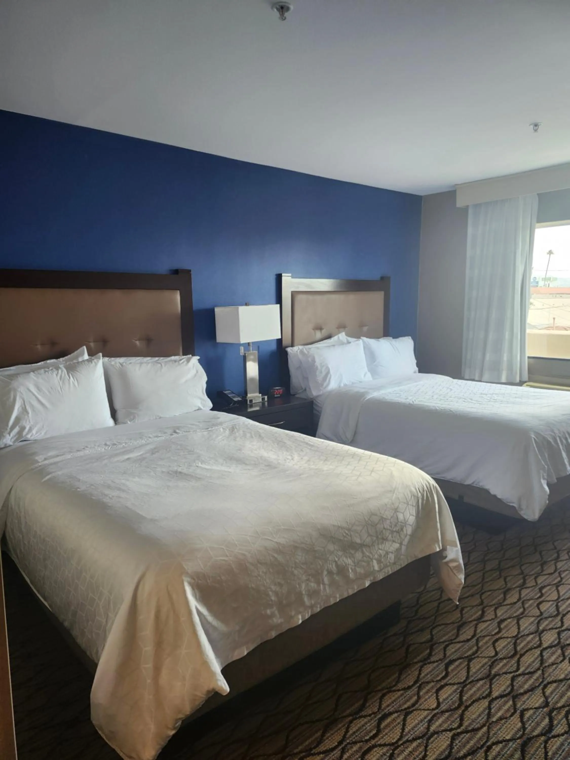 Bed in Holiday Inn Express & Suites Pasadena - Los Angeles by IHG