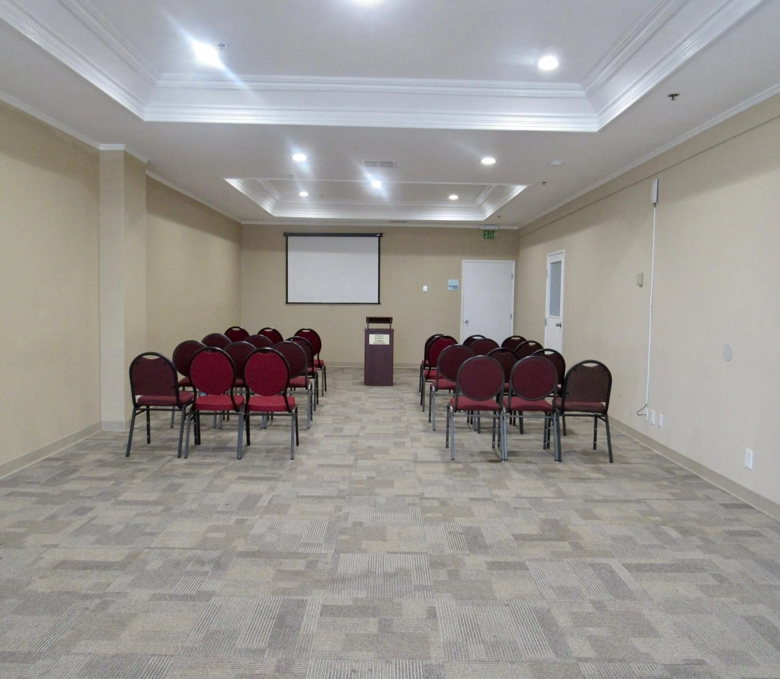 Meeting/conference room in Holiday Inn Express & Suites Pasadena - Los Angeles by IHG