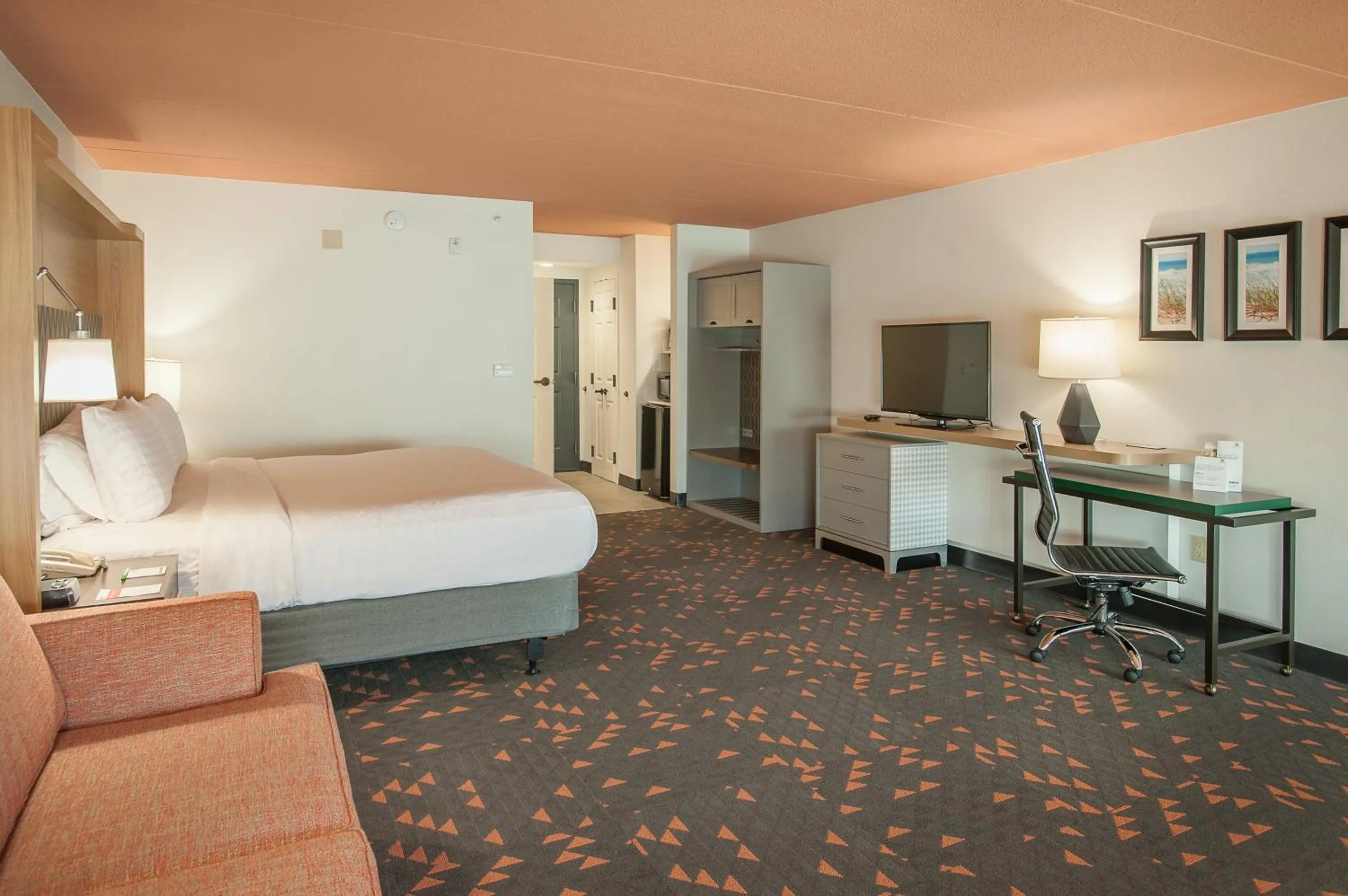 Photo of the whole room, Bed in Holiday Inn Pensacola - University Area by IHG