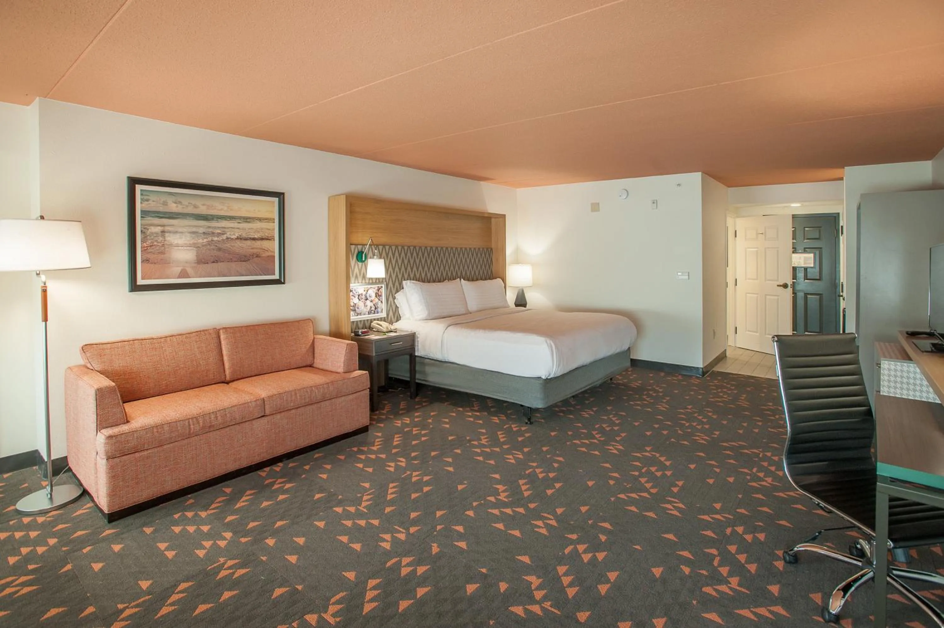 Photo of the whole room, Bed in Holiday Inn Pensacola - University Area by IHG