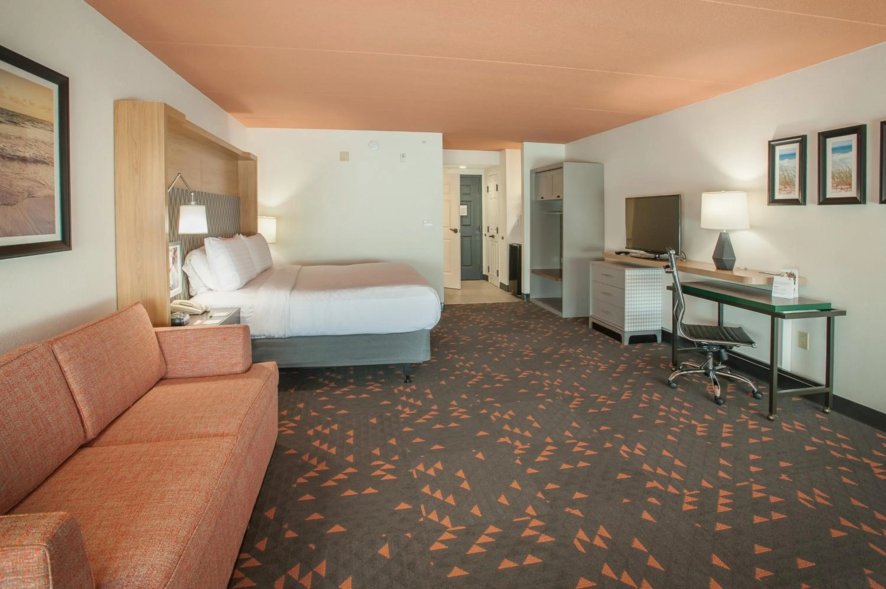 Photo of the whole room, Bed in Holiday Inn Pensacola - University Area by IHG