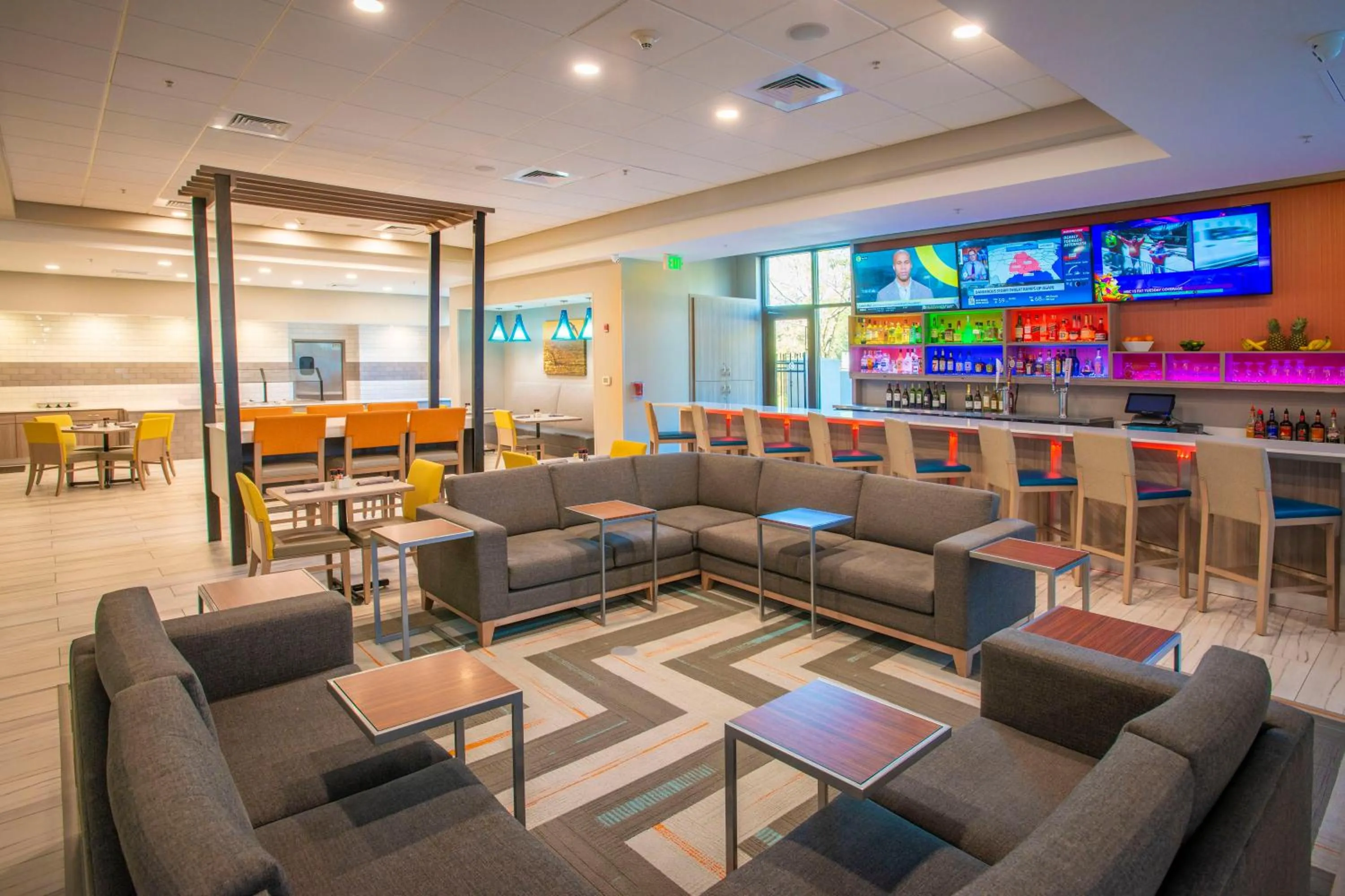 Lounge or bar in Holiday Inn Pensacola - University Area by IHG