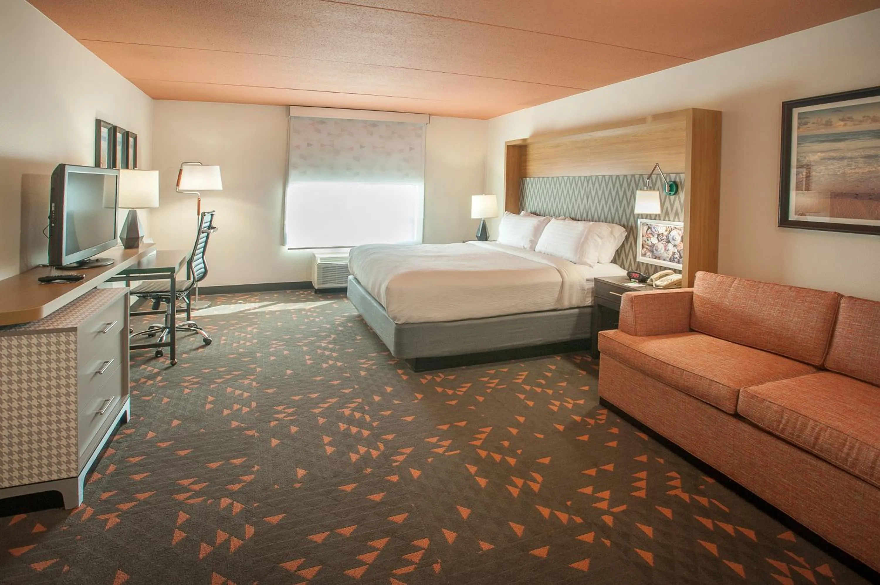 Photo of the whole room, Bed in Holiday Inn Pensacola - University Area by IHG