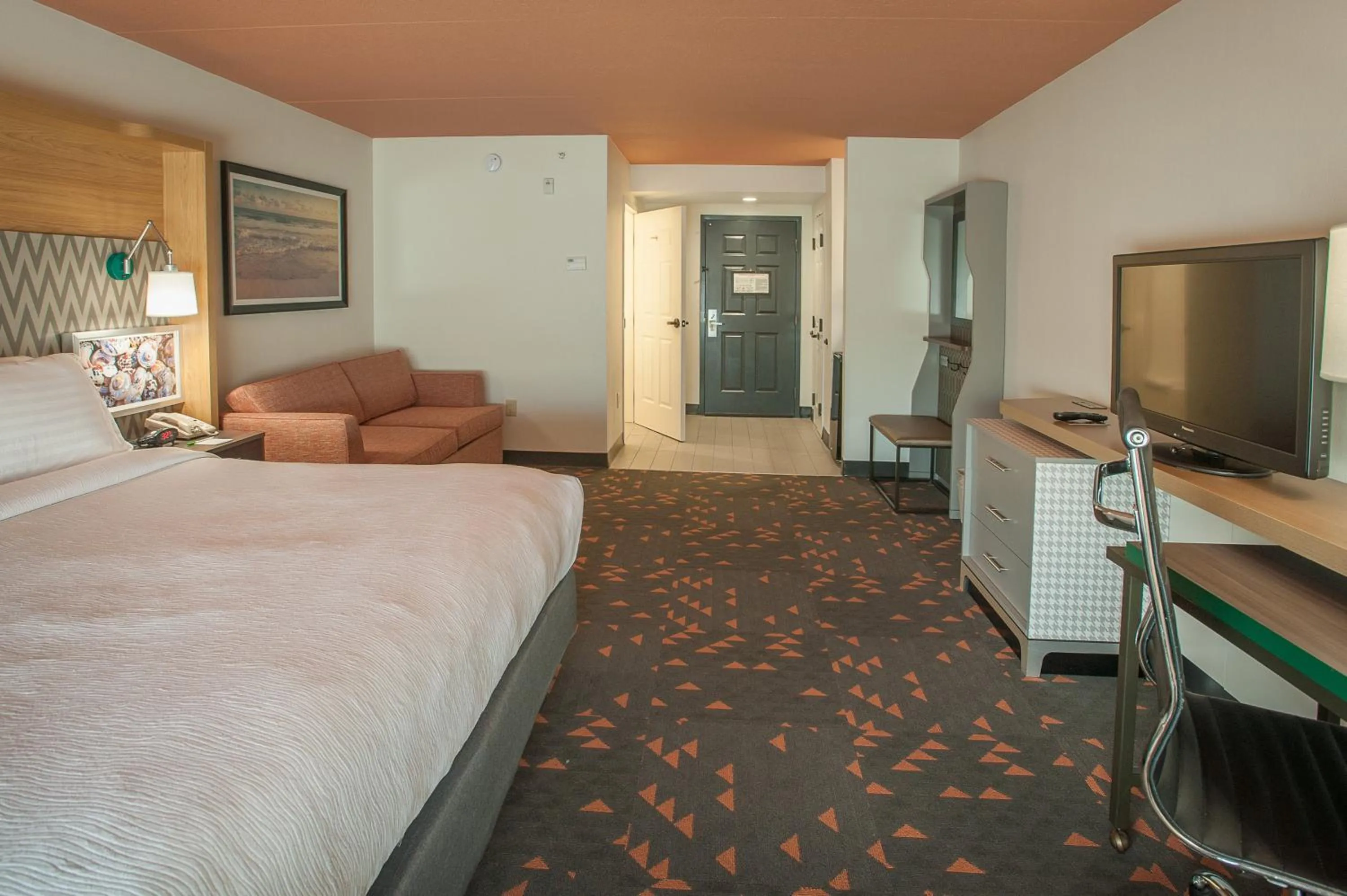 Photo of the whole room, Bed in Holiday Inn Pensacola - University Area by IHG