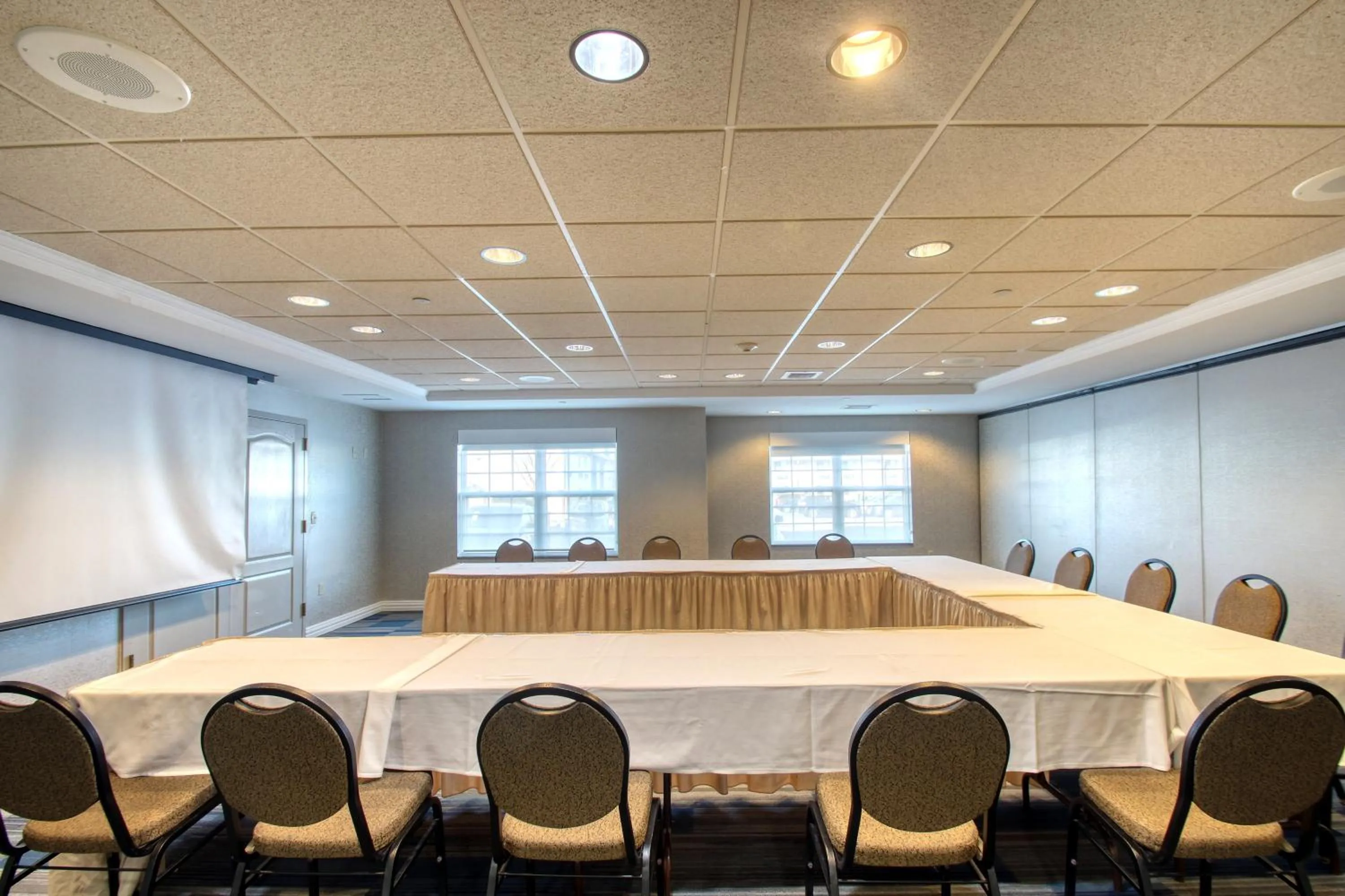 Meeting/conference room in Holiday Inn Express Hotel & Suites Milwaukee Airport by IHG