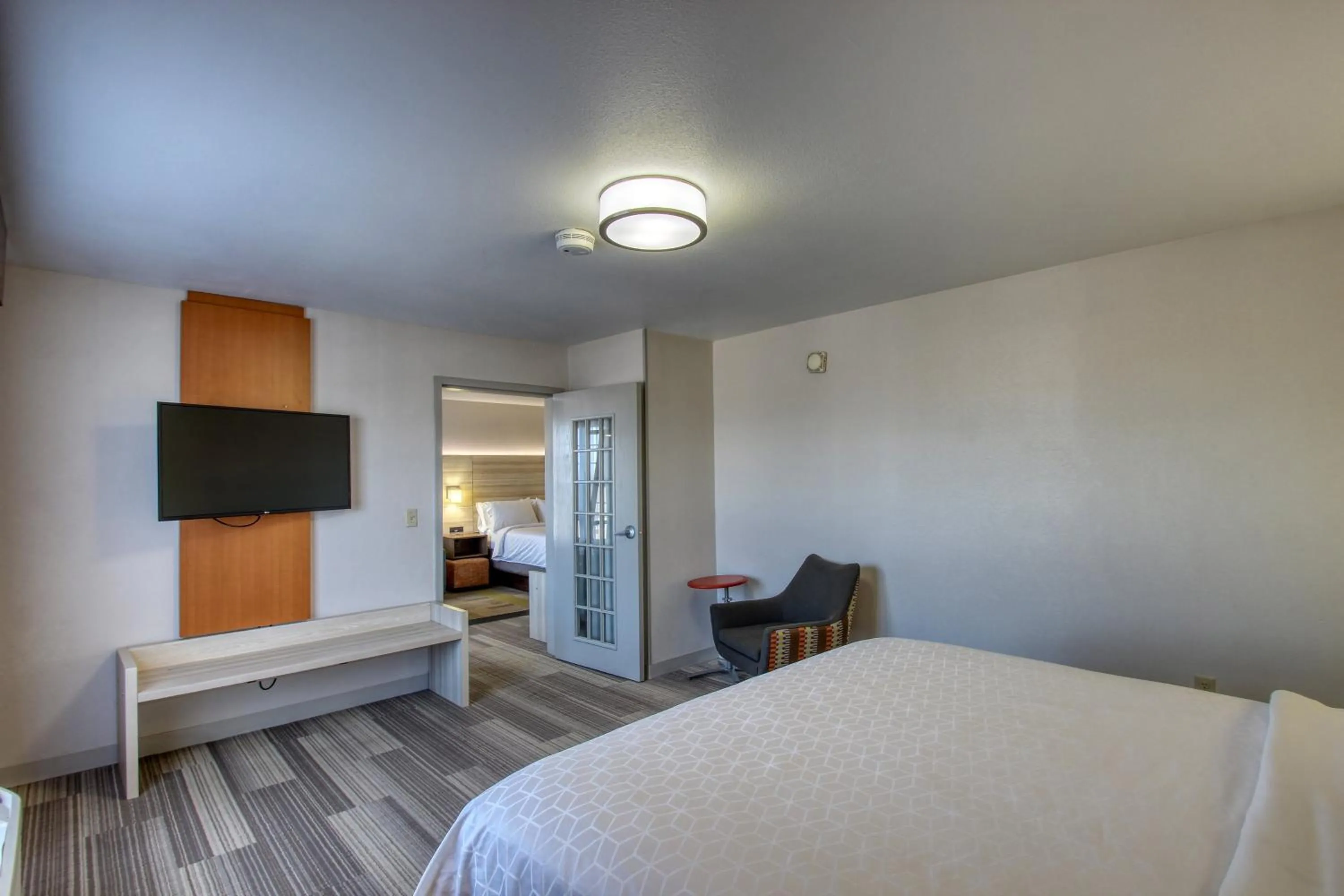 Photo of the whole room, Bed in Holiday Inn Express Hotel & Suites Milwaukee Airport by IHG