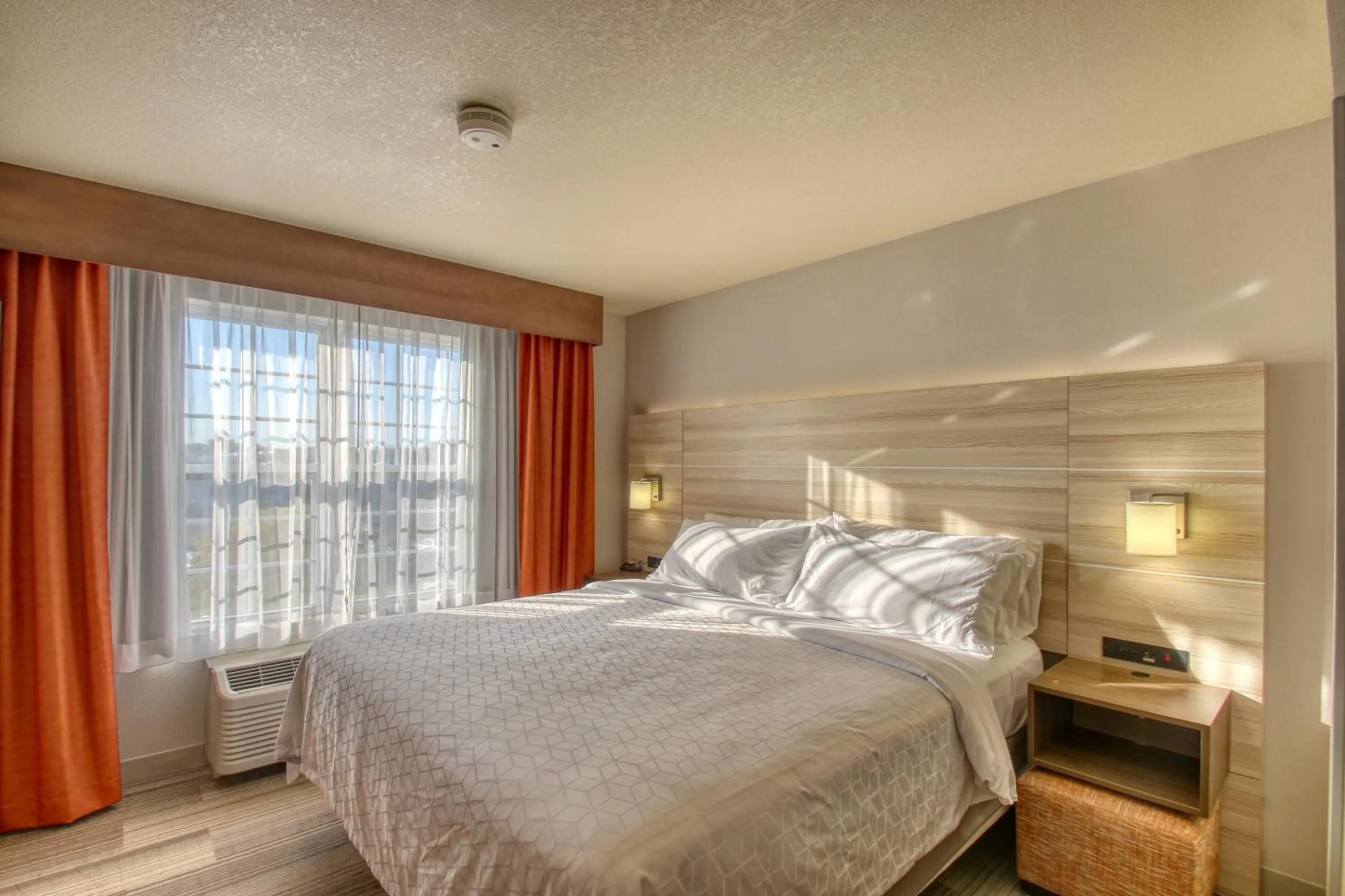 Bed in Holiday Inn Express Hotel & Suites Milwaukee Airport by IHG