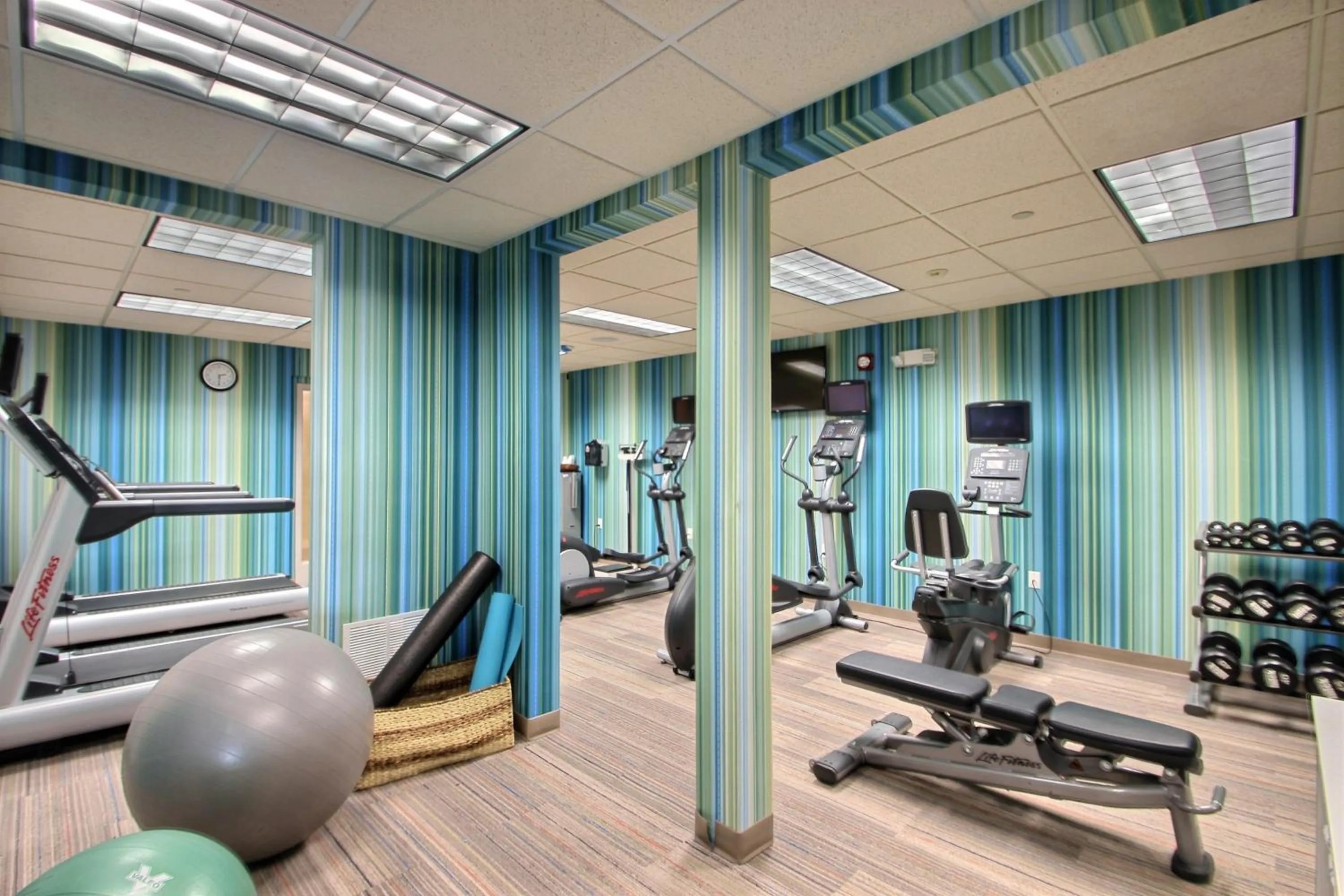 Spa and wellness centre/facilities in Holiday Inn Express Hotel & Suites Milwaukee Airport by IHG