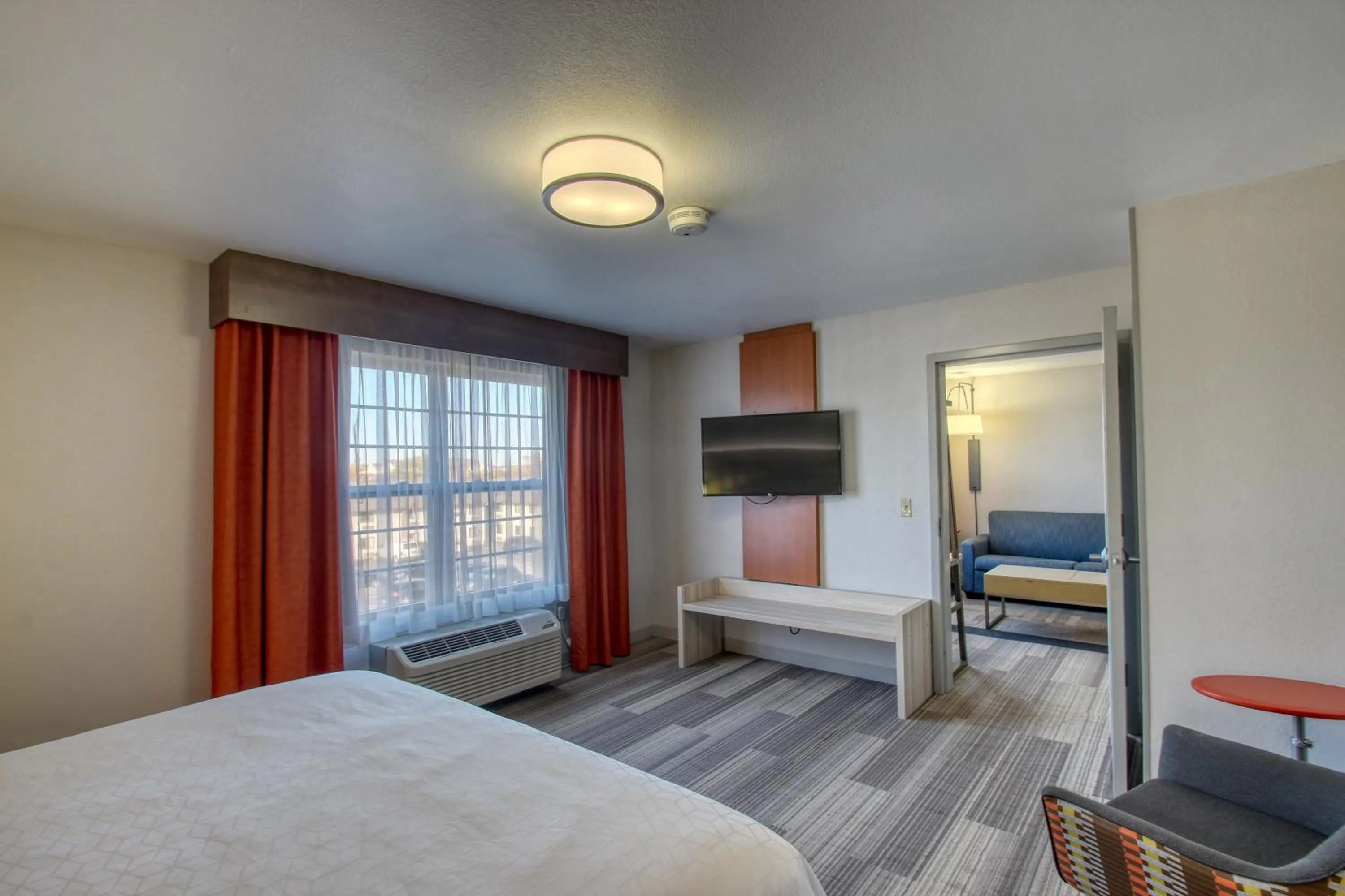 Photo of the whole room, Bed in Holiday Inn Express Hotel & Suites Milwaukee Airport by IHG