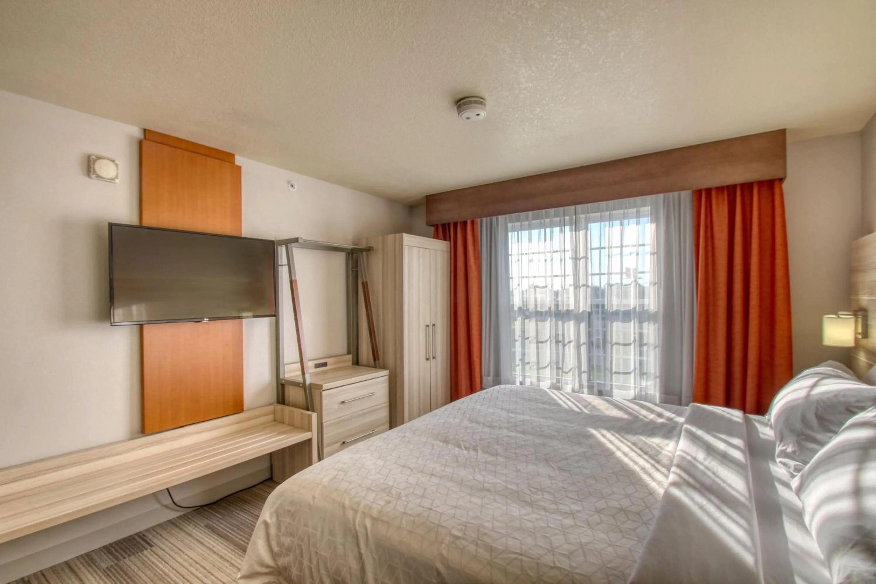 Photo of the whole room, Bed in Holiday Inn Express Hotel & Suites Milwaukee Airport by IHG