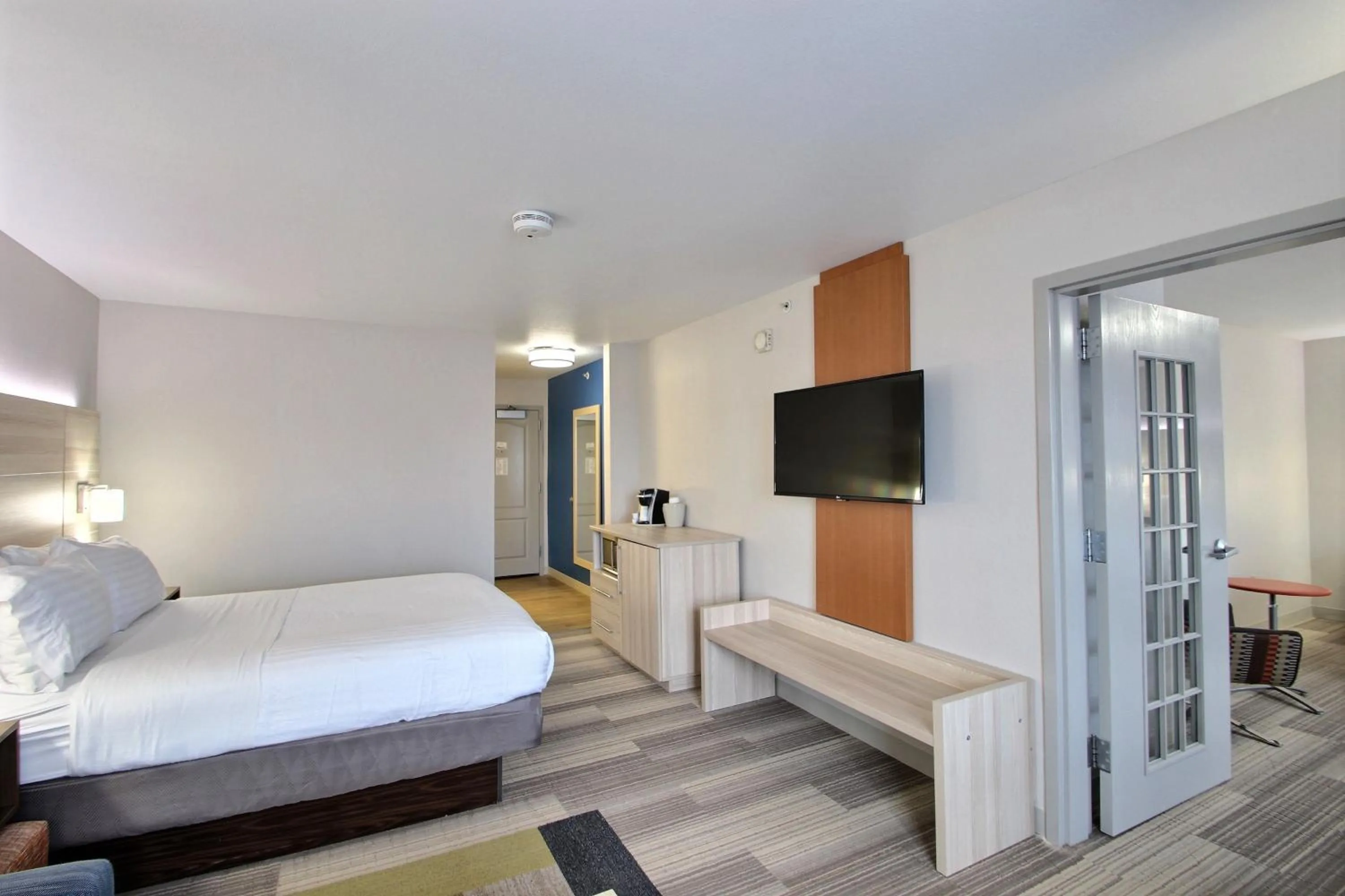 Photo of the whole room, Bed in Holiday Inn Express Hotel & Suites Milwaukee Airport by IHG