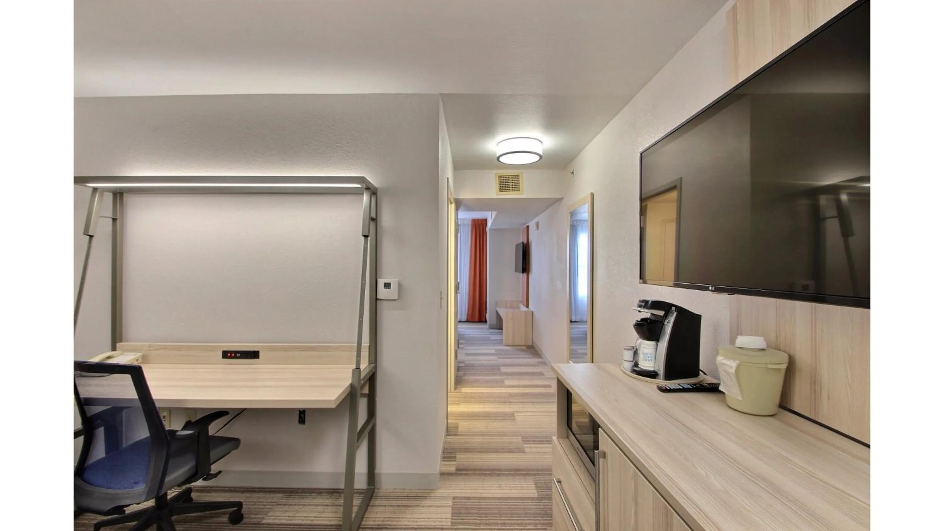 Photo of the whole room in Holiday Inn Express Hotel & Suites Milwaukee Airport by IHG