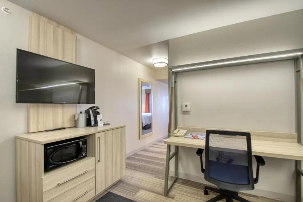 Holiday Inn Express Hotel & Suites Milwaukee Airport by IHG