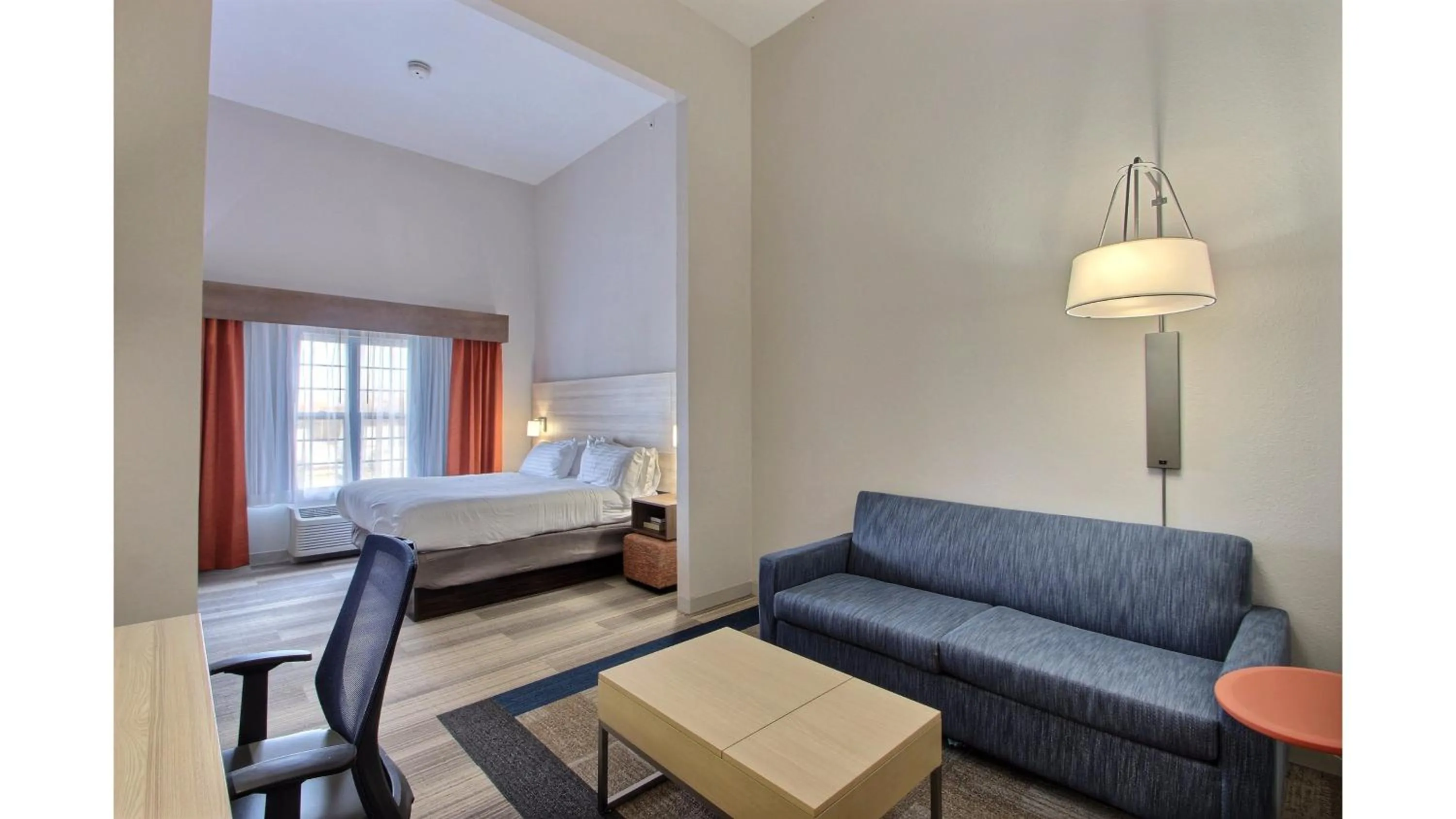 Photo of the whole room, Bed in Holiday Inn Express Hotel & Suites Milwaukee Airport by IHG