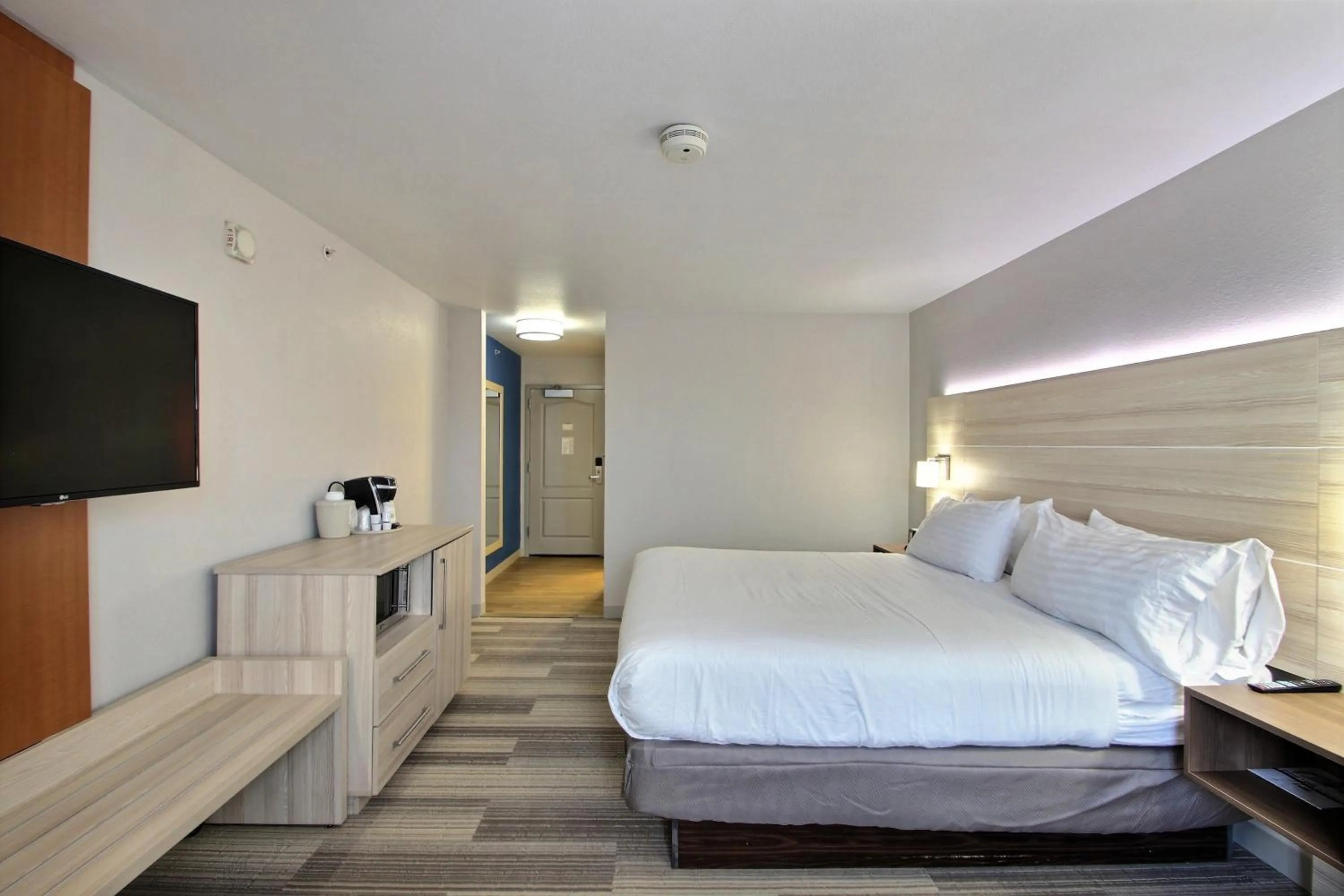 Photo of the whole room in Holiday Inn Express Hotel & Suites Milwaukee Airport by IHG