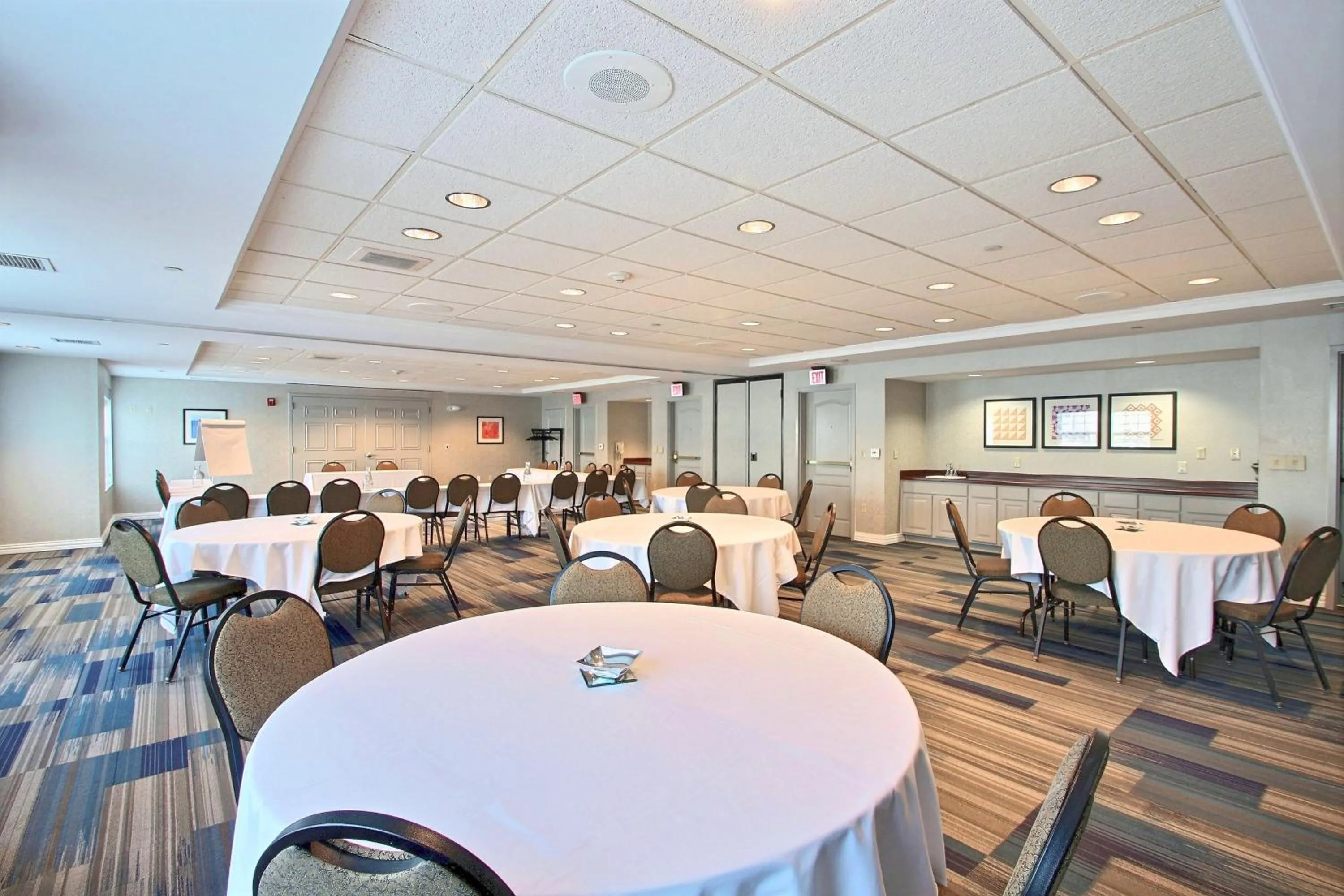 Meeting/conference room in Holiday Inn Express Hotel & Suites Milwaukee Airport by IHG