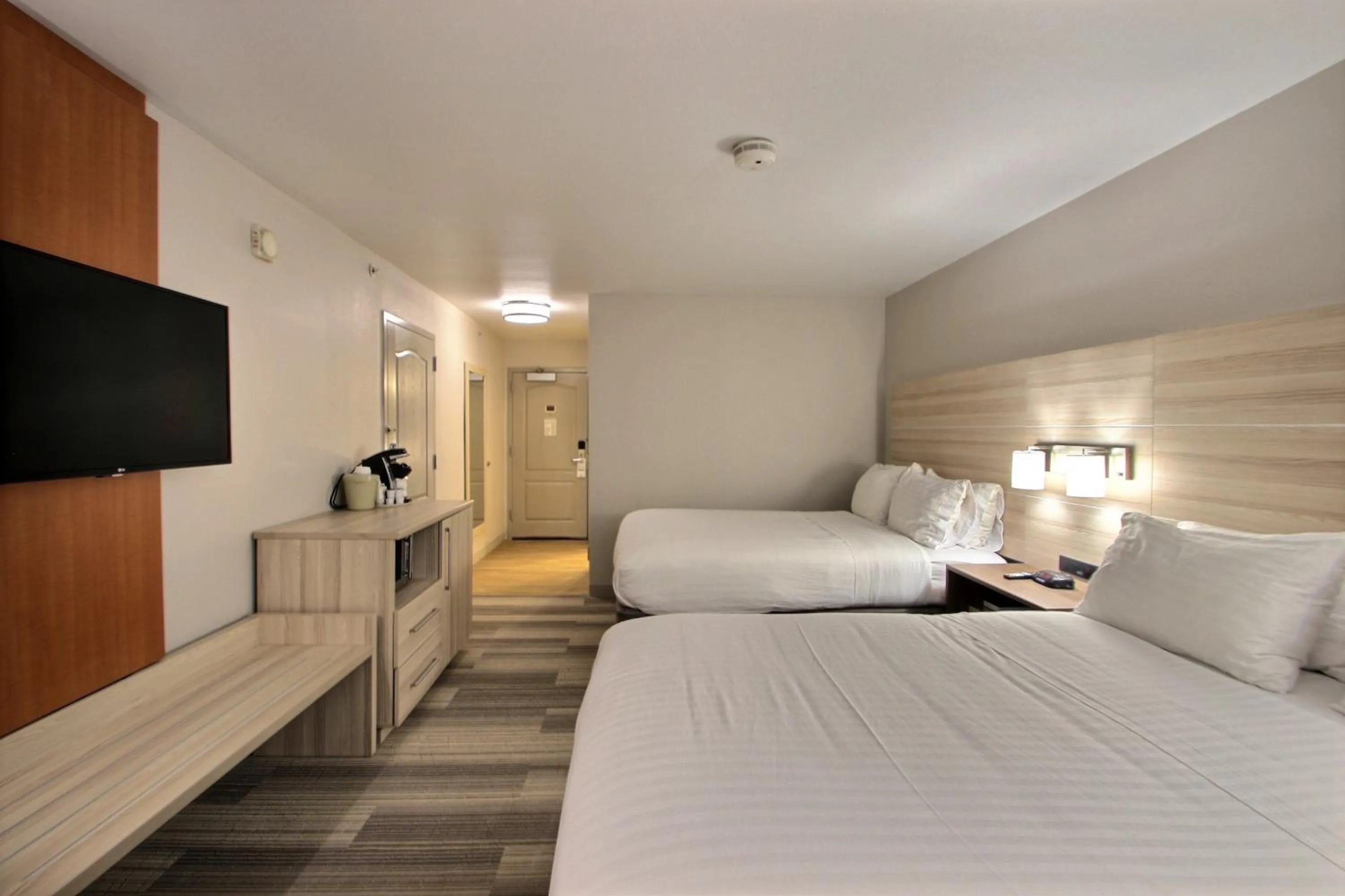 Photo of the whole room, Bed in Holiday Inn Express Hotel & Suites Milwaukee Airport by IHG