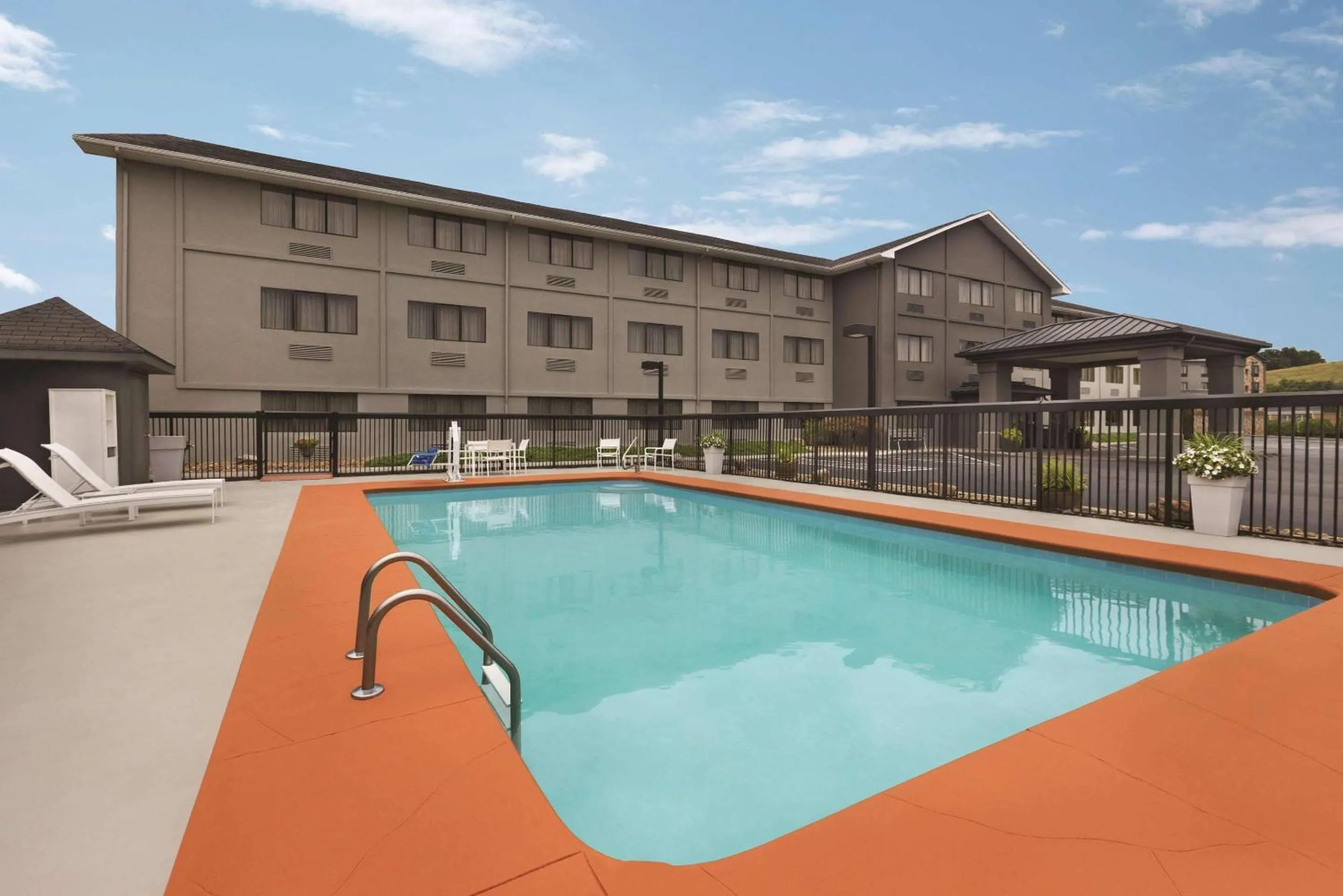 Swimming pool in Country Inn & Suites by Radisson, Abingdon, VA