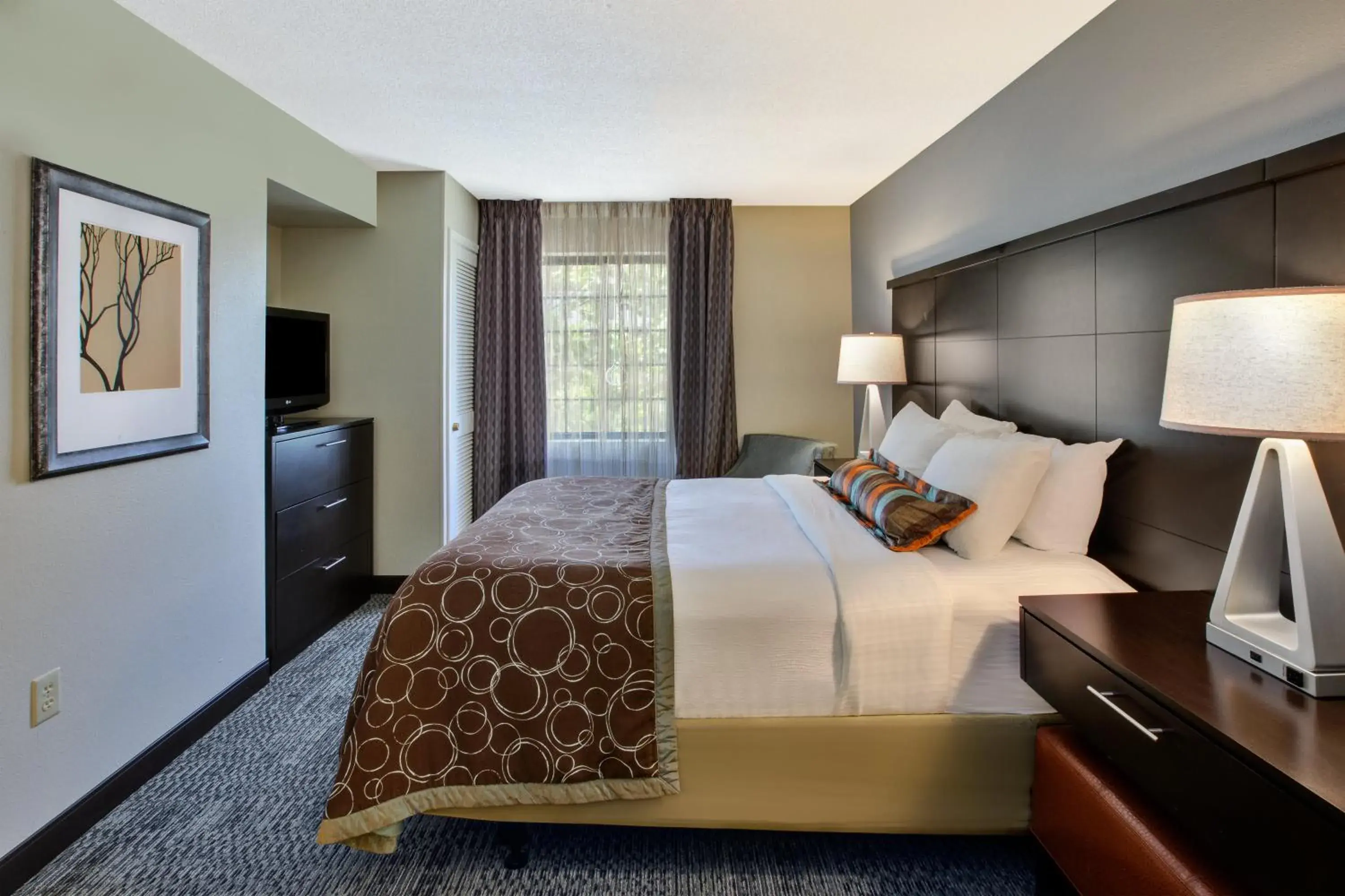 One-Bedroom Queen Suite with Mobility Accessible Tub in Staybridge Suites Louisville - East by IHG One-Bedroom Queen Suite with Mobility Accessible Tub in Staybridge Suites Louisville - East by IHG