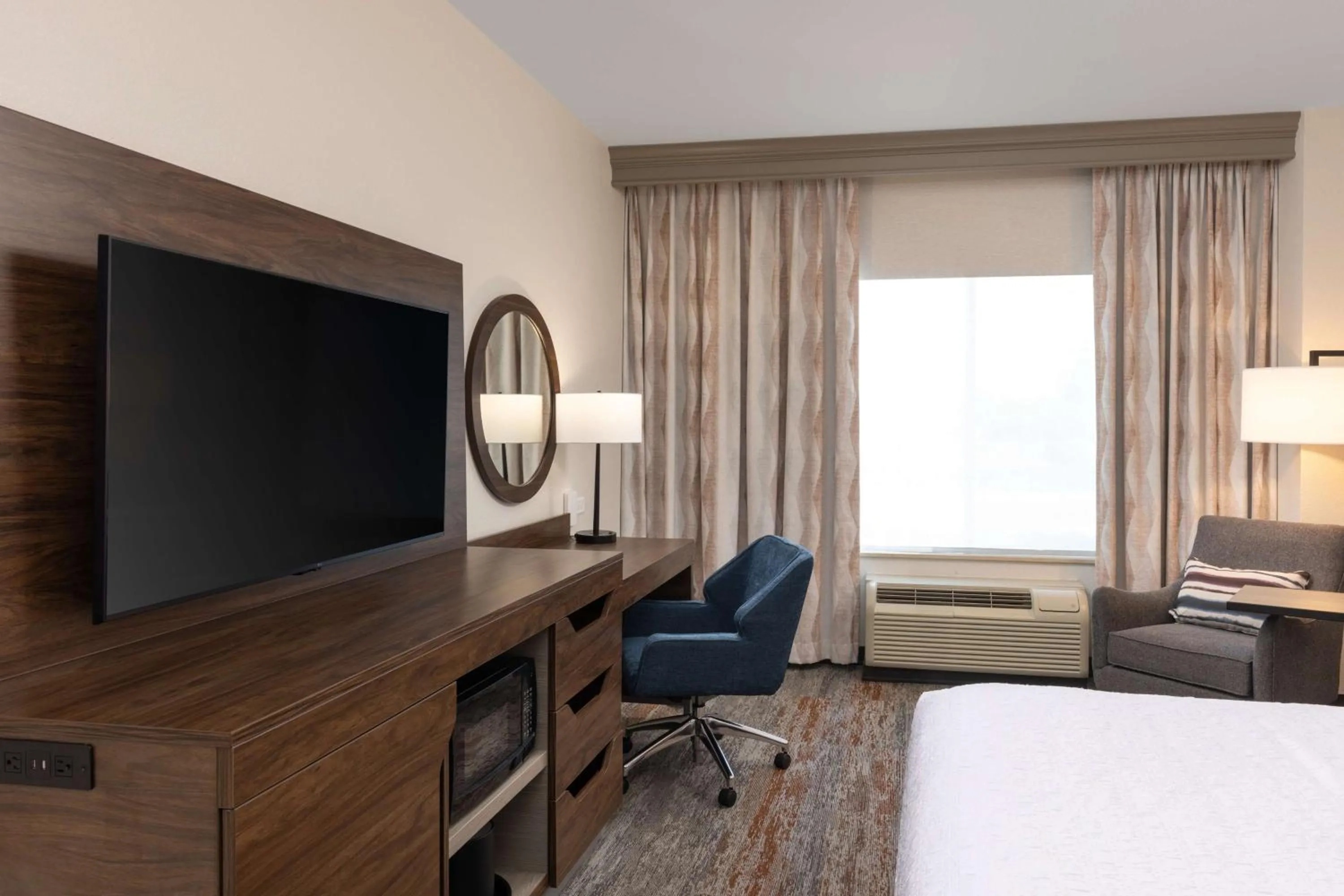 Bedroom, Bed in Hampton Inn & Suites Yuba City