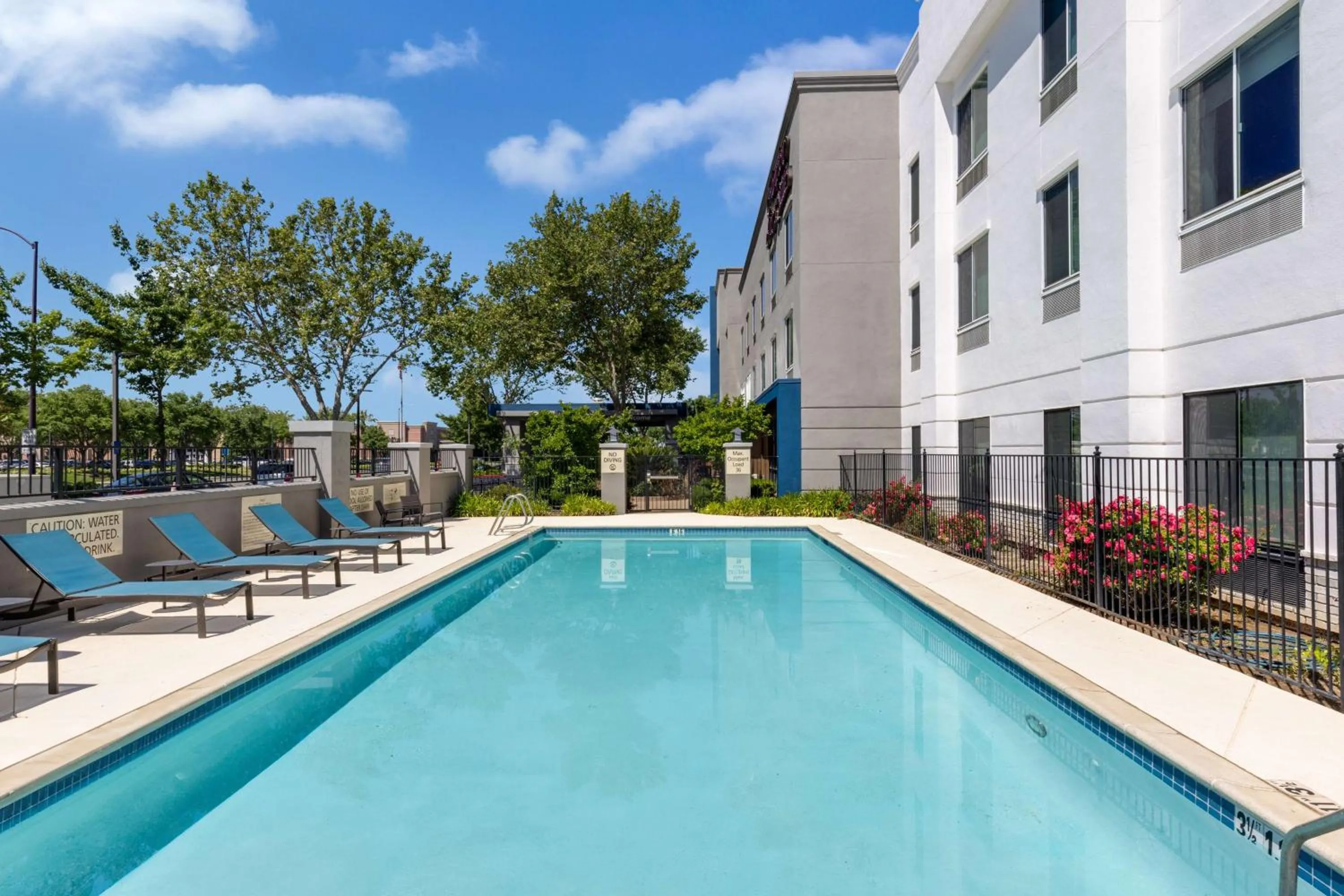 Pool view in Hampton Inn & Suites Yuba City
