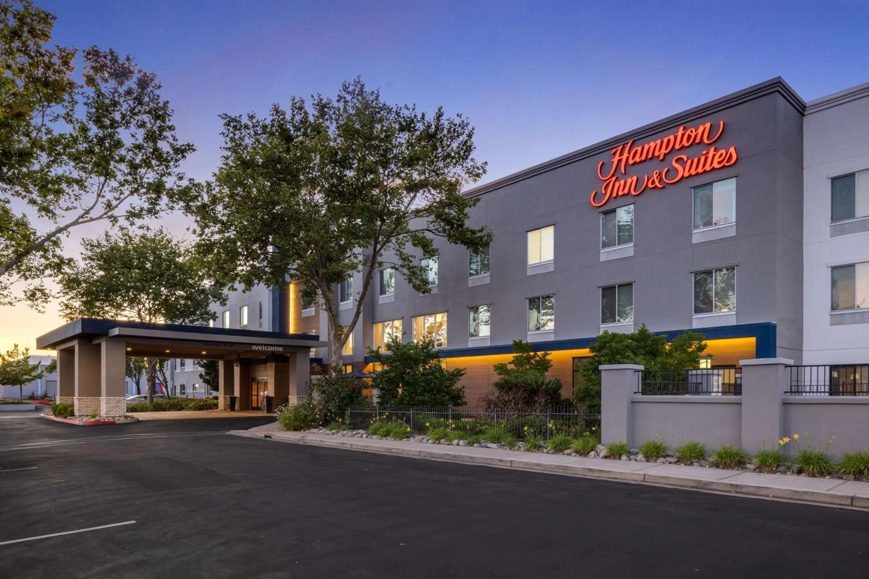 Property building in Hampton Inn & Suites Yuba City