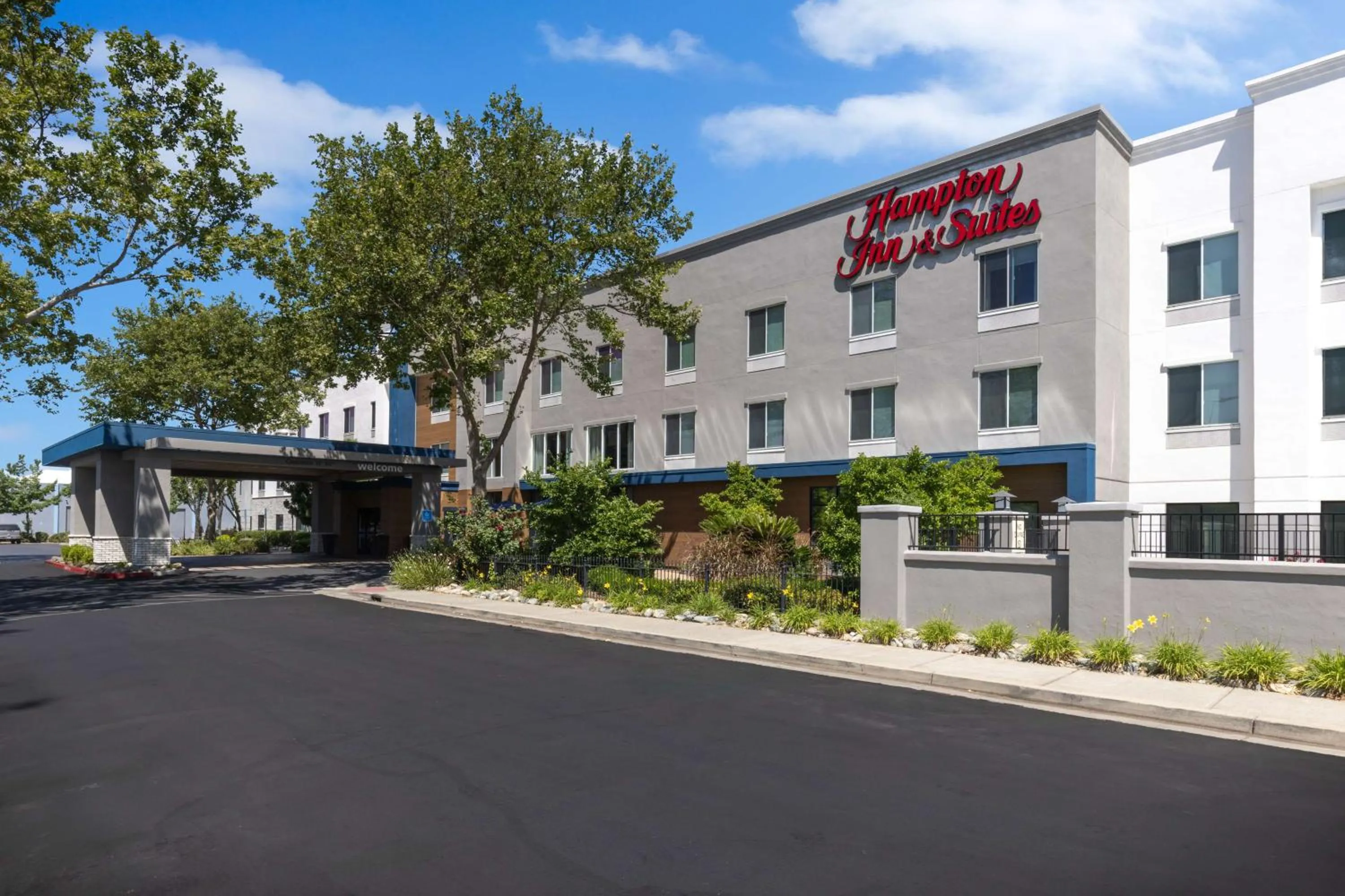 Property building in Hampton Inn & Suites Yuba City