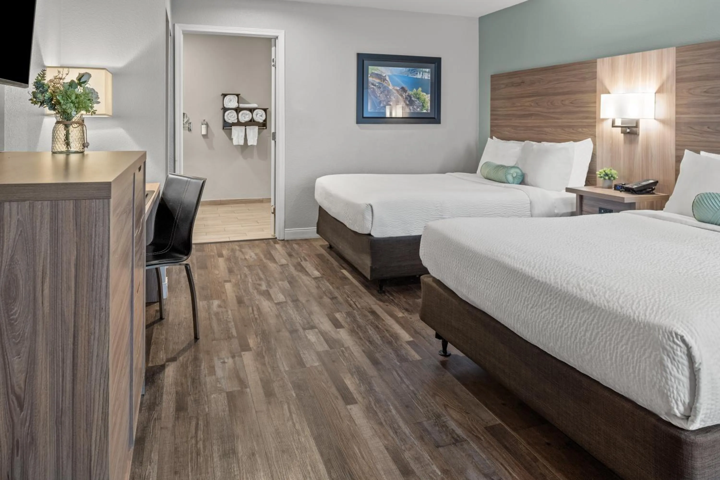 Photo of the whole room, Bed in Yosemite Westgate Lodge